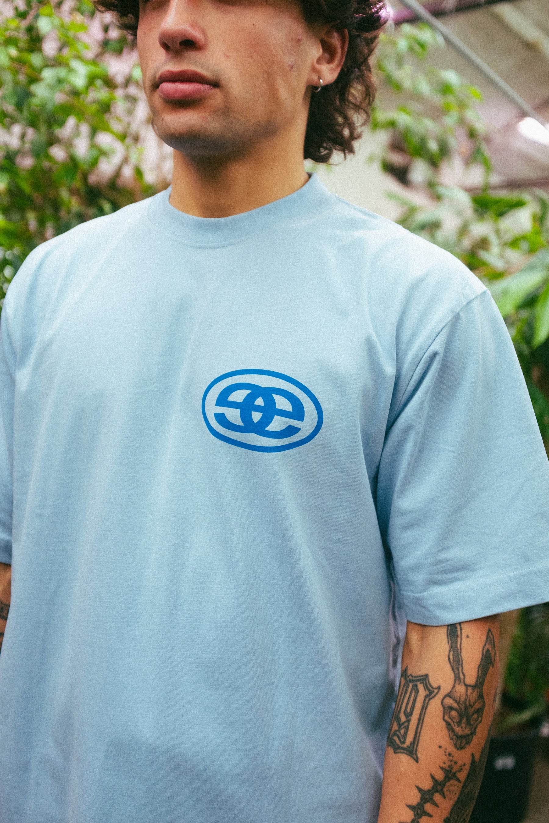 EMPORIUM / EE LOGO T OFF BABY BLUE