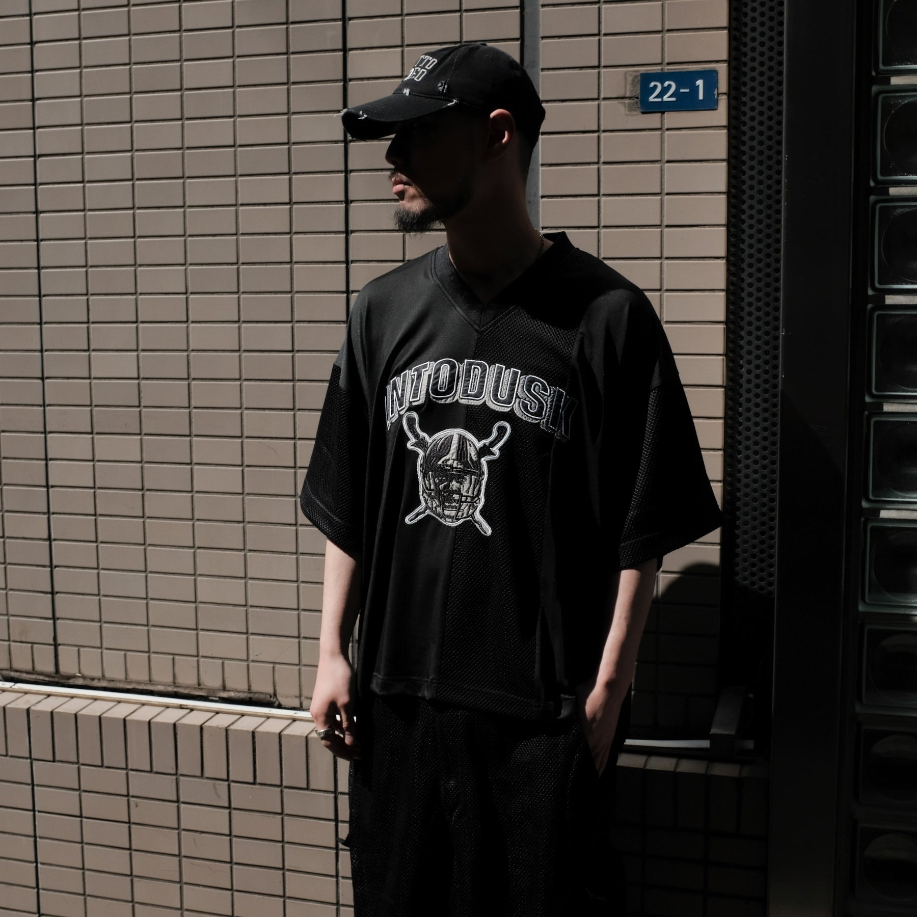 INTODUSK / SS V NECK MESH T BLACK