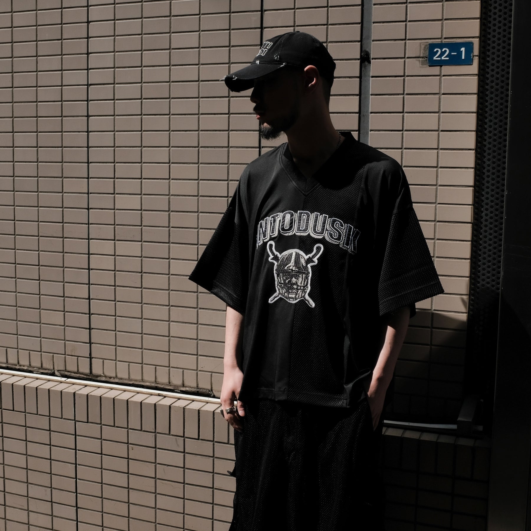 INTODUSK / SS V NECK MESH T BLACK