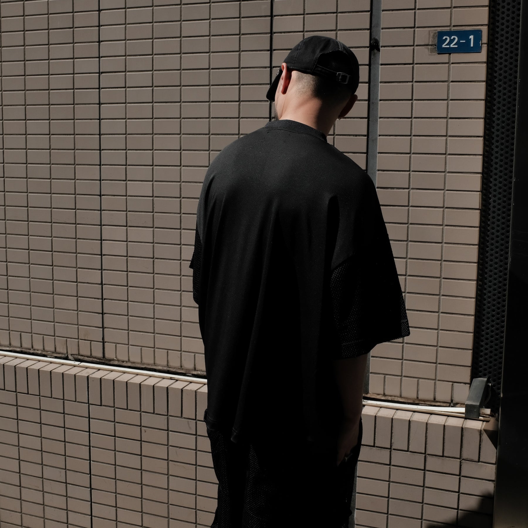INTODUSK / SS V NECK MESH T BLACK