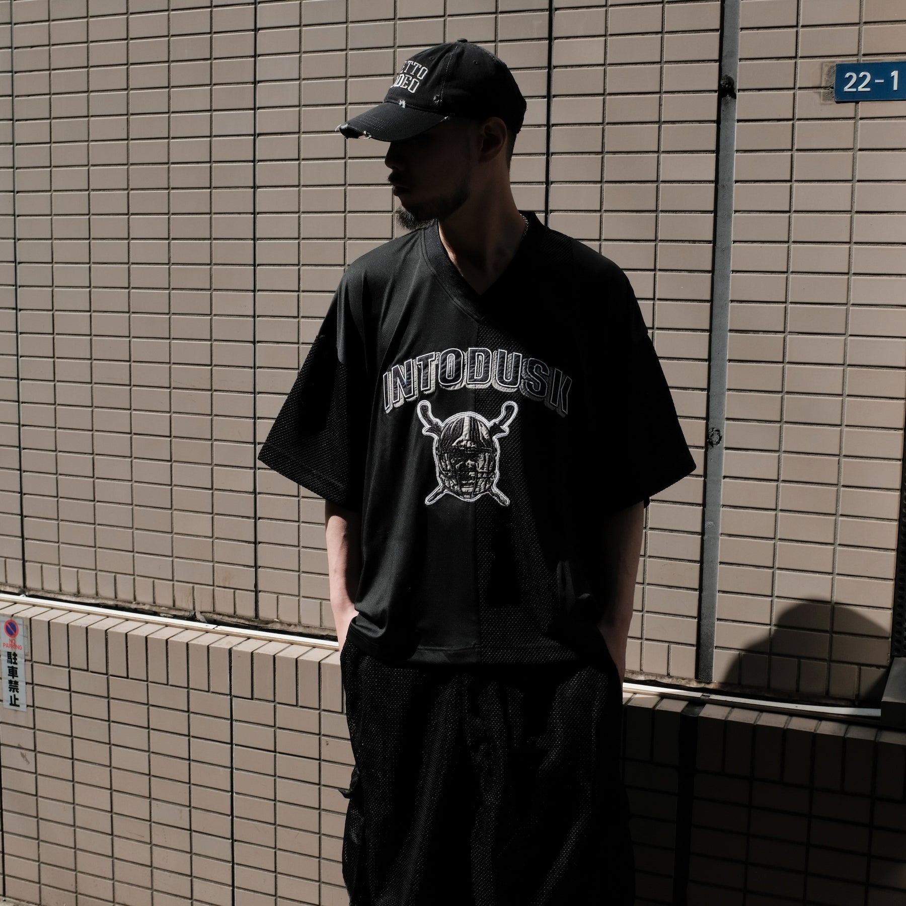 INTODUSK / SS V NECK MESH T BLACK