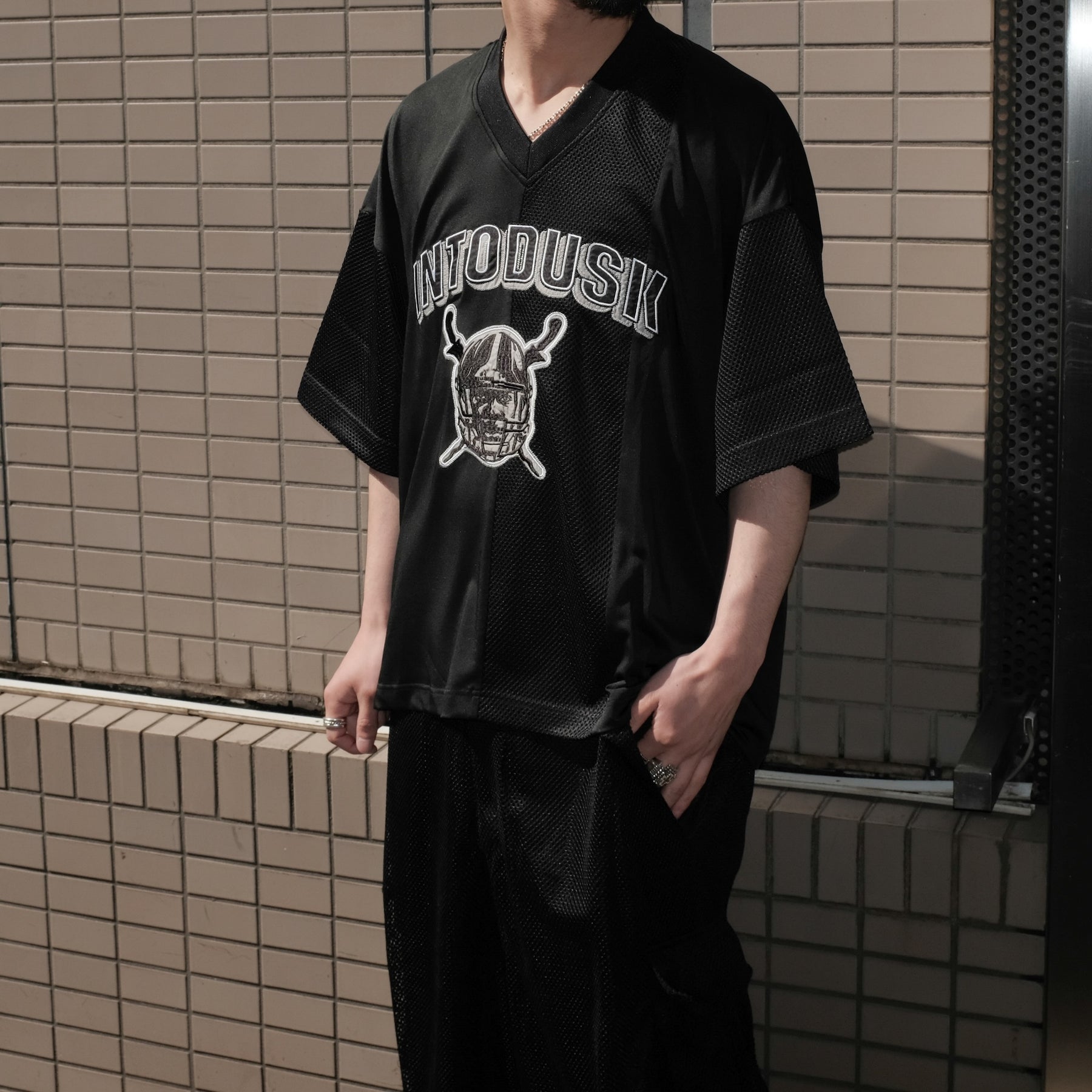 INTODUSK / SS V NECK MESH T BLACK