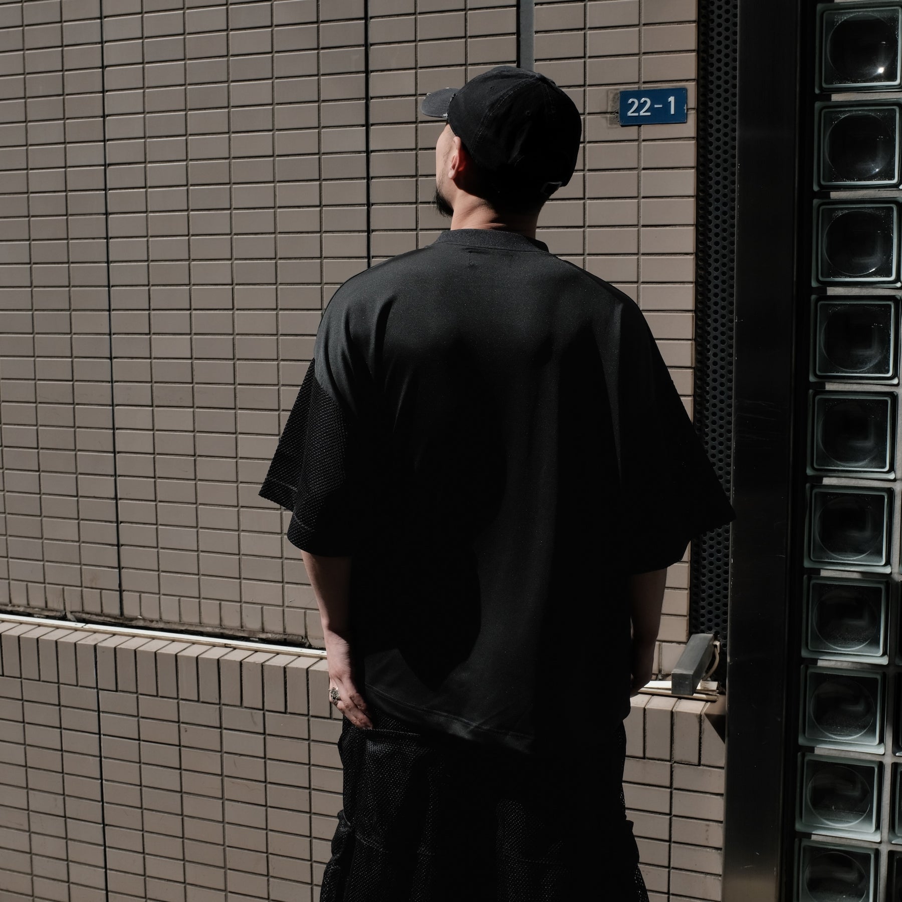 INTODUSK / SS V NECK MESH T BLACK