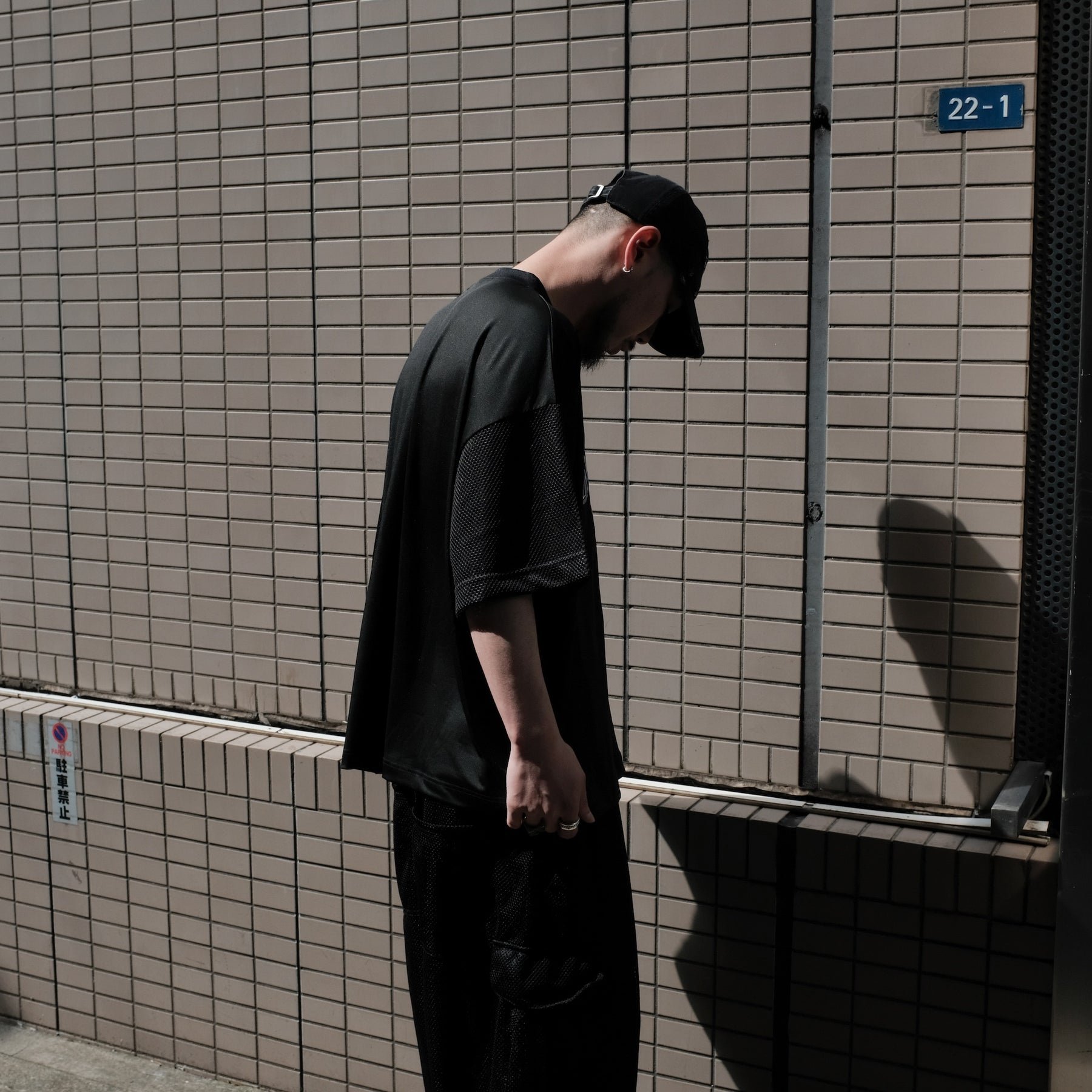 INTODUSK / SS V NECK MESH T BLACK