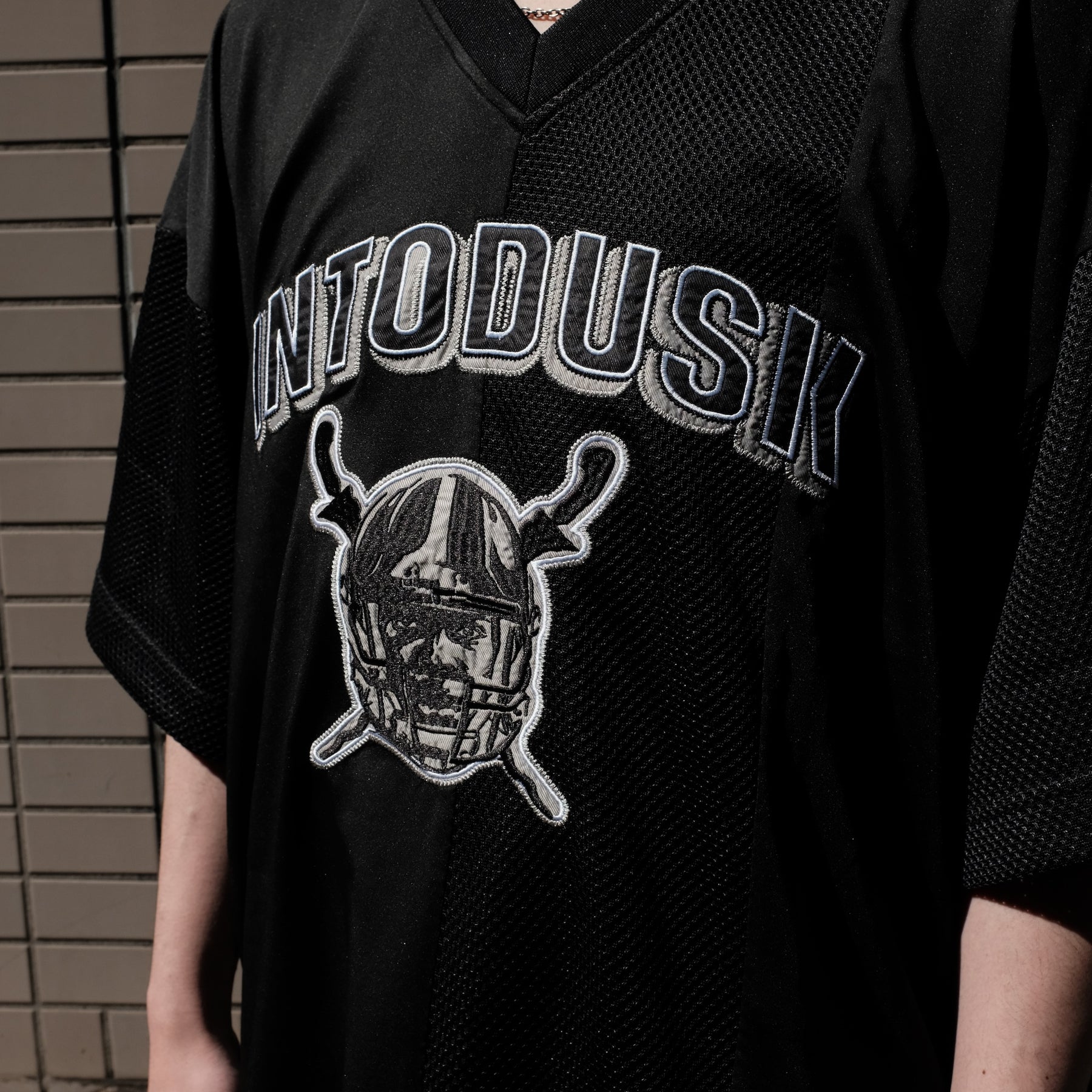 INTODUSK / SS V NECK MESH T BLACK