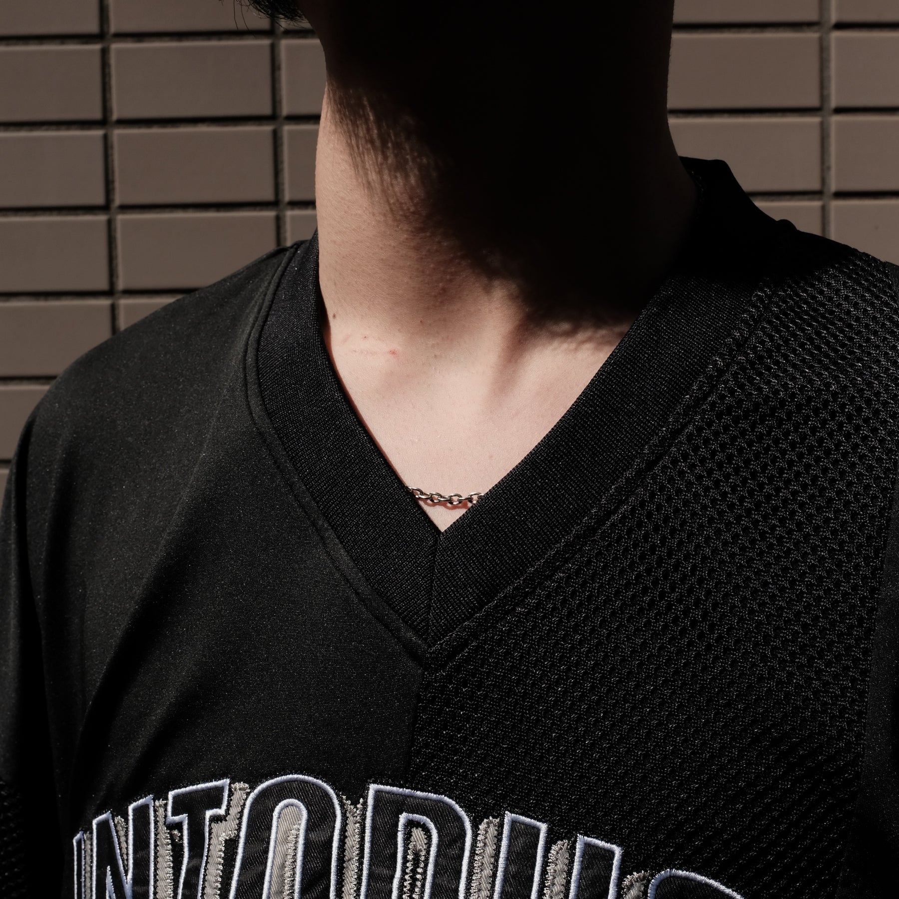 INTODUSK / SS V NECK MESH T BLACK