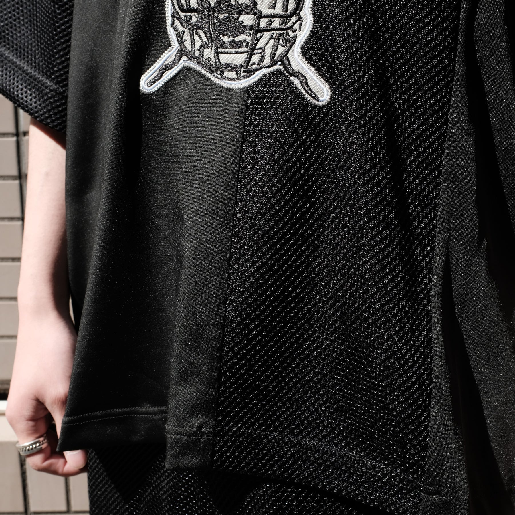 INTODUSK / SS V NECK MESH T BLACK