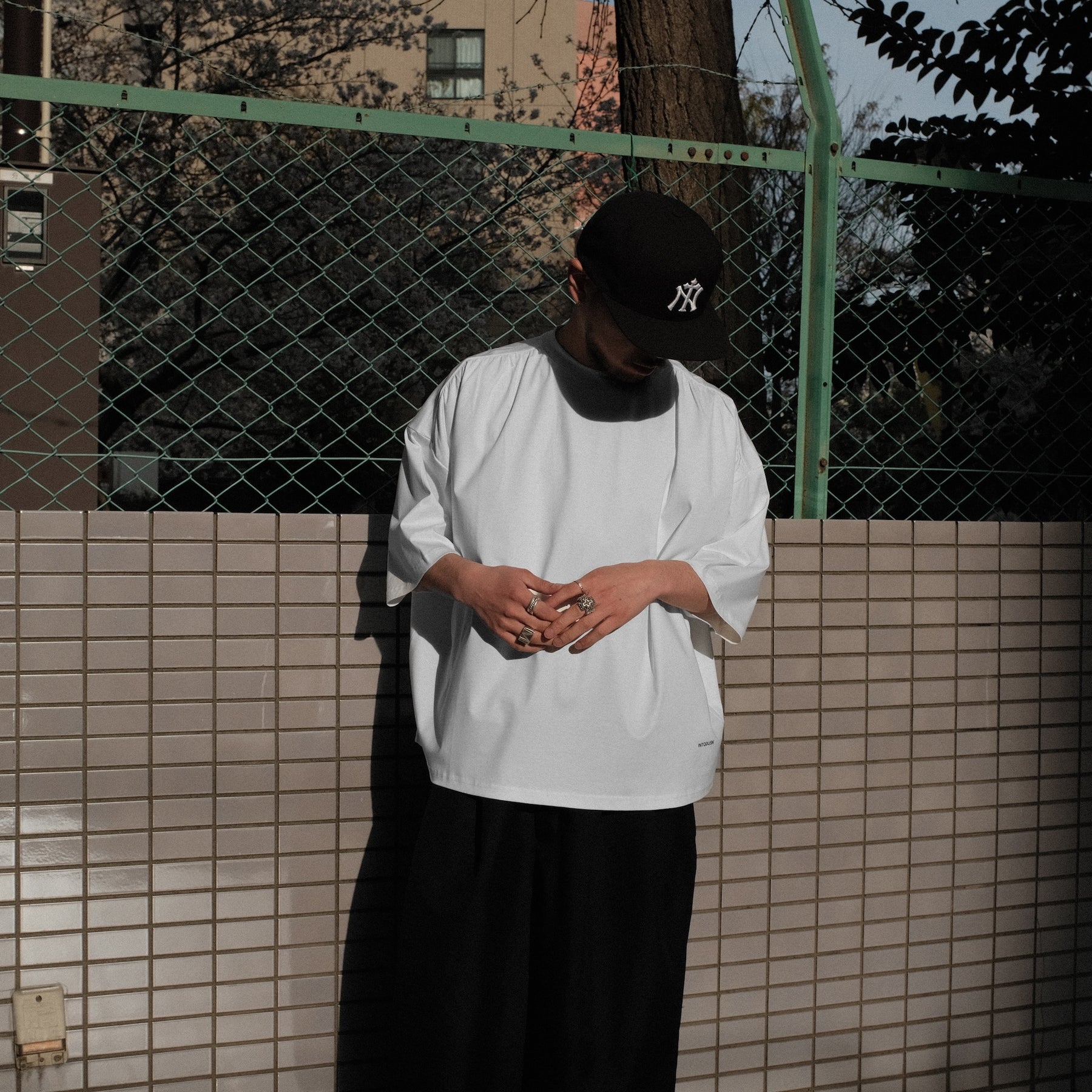 INTODUSK / SWELL OVER SS TEE WHITE