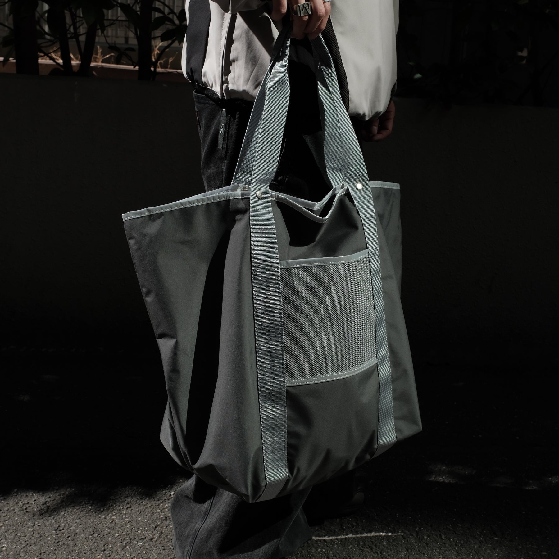 <span style="color: #f50b0b;">Last One</span> yorozu / ARMS TOTE GRAY