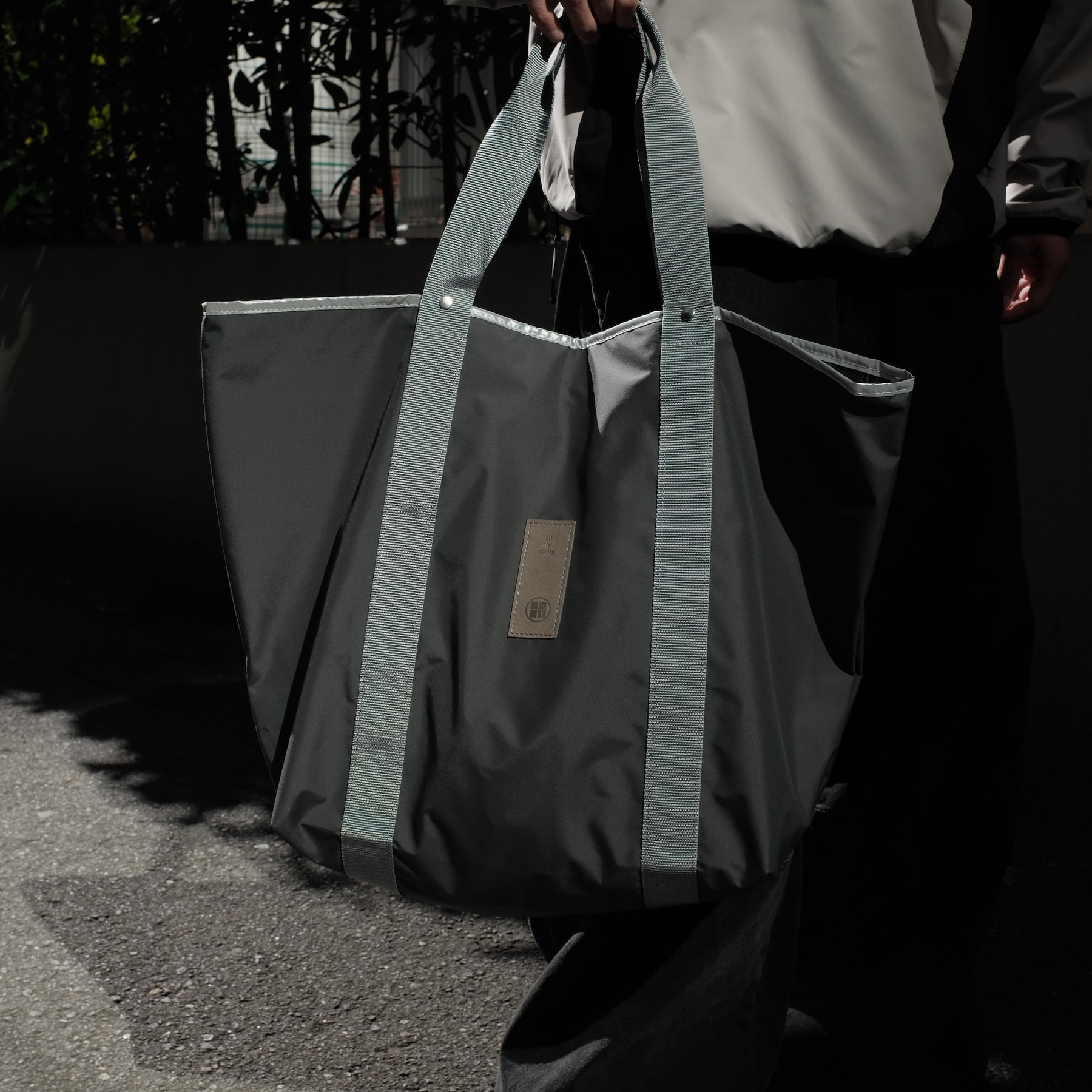<span style="color: #f50b0b;">Last One</span> yorozu / ARMS TOTE GRAY
