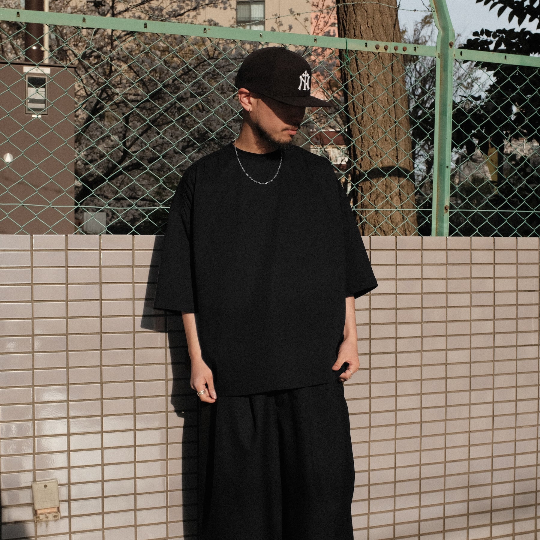 INTODUSK / SWELL OVER SS TEE BLACK