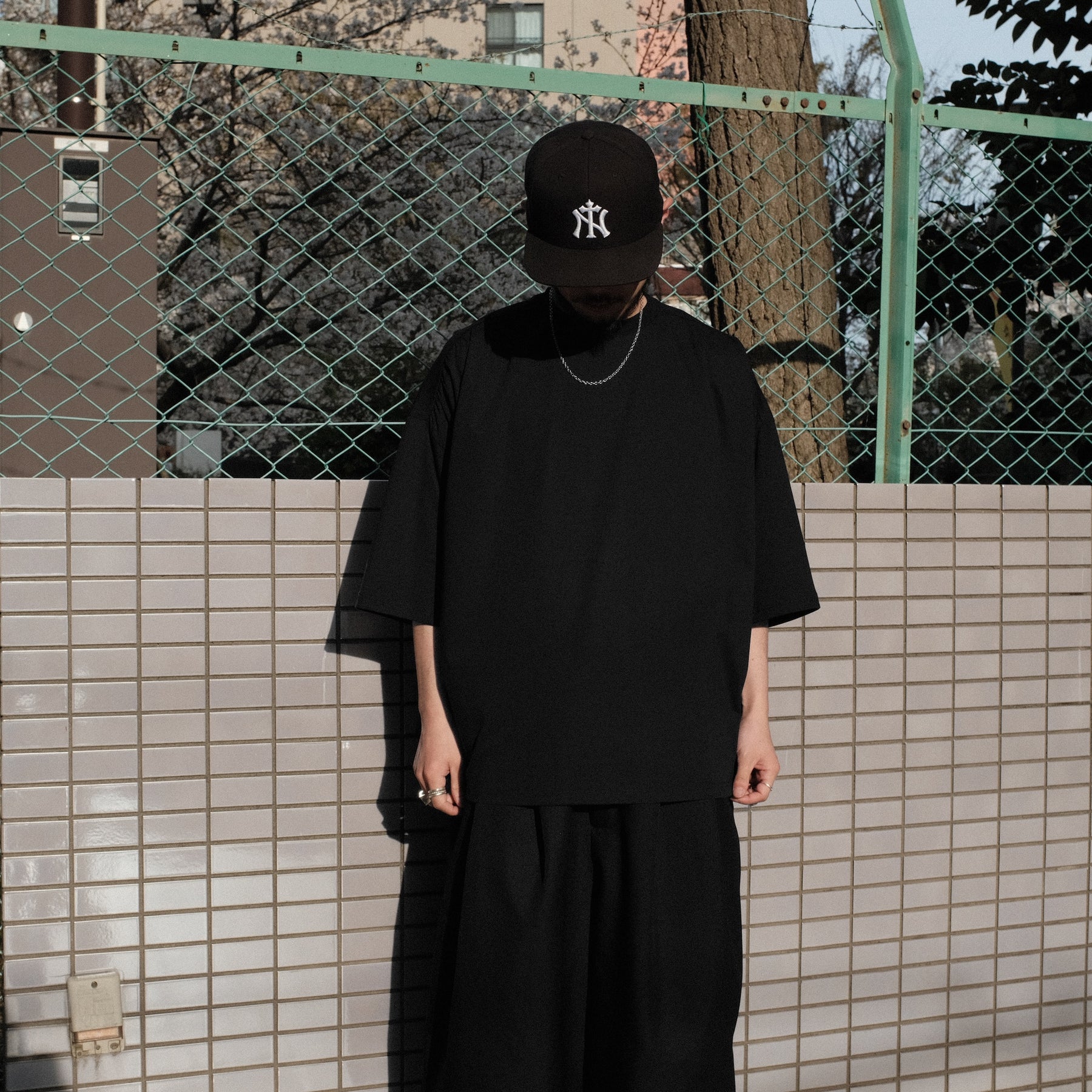 INTODUSK / SWELL OVER SS TEE BLACK