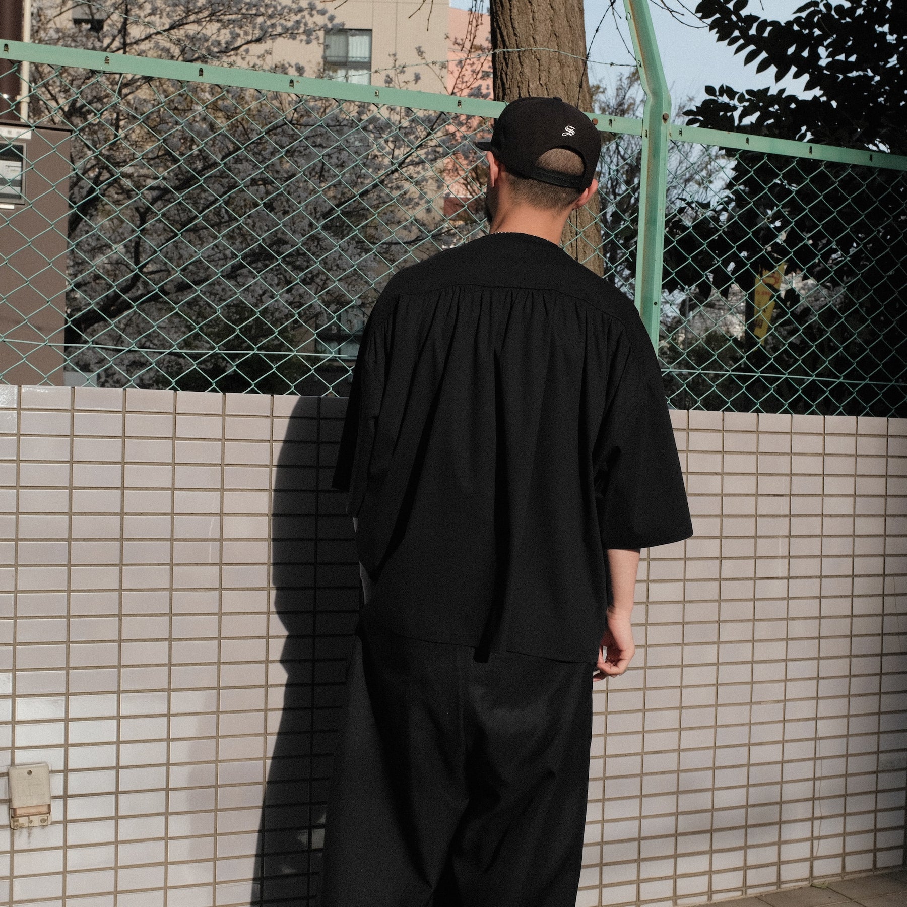 INTODUSK / SWELL OVER SS TEE BLACK