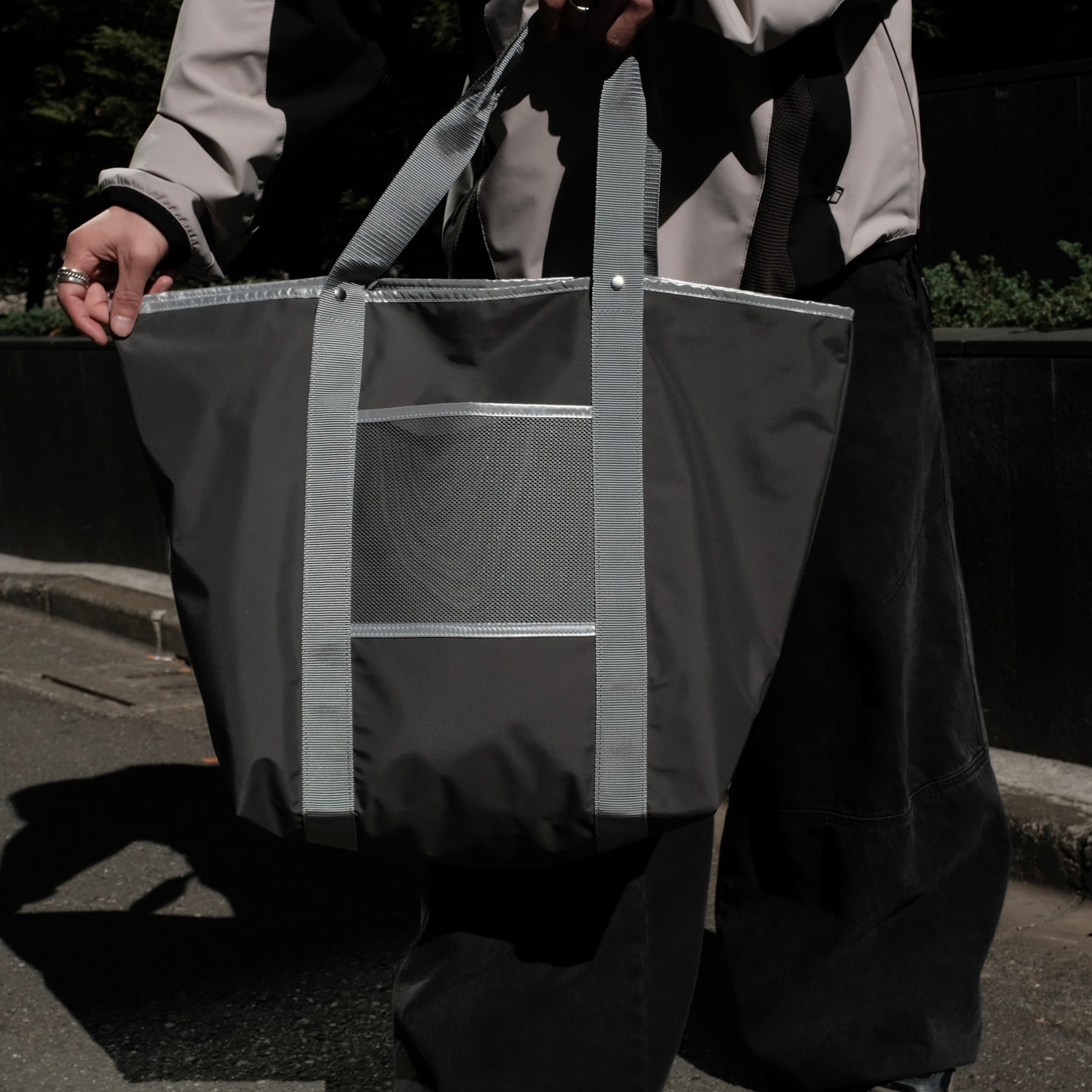 <span style="color: #f50b0b;">Last One</span> yorozu / ARMS TOTE GRAY
