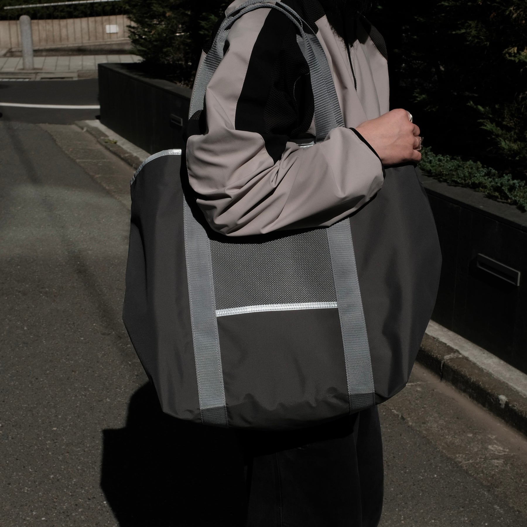 <span style="color: #f50b0b;">Last One</span> yorozu / ARMS TOTE GRAY