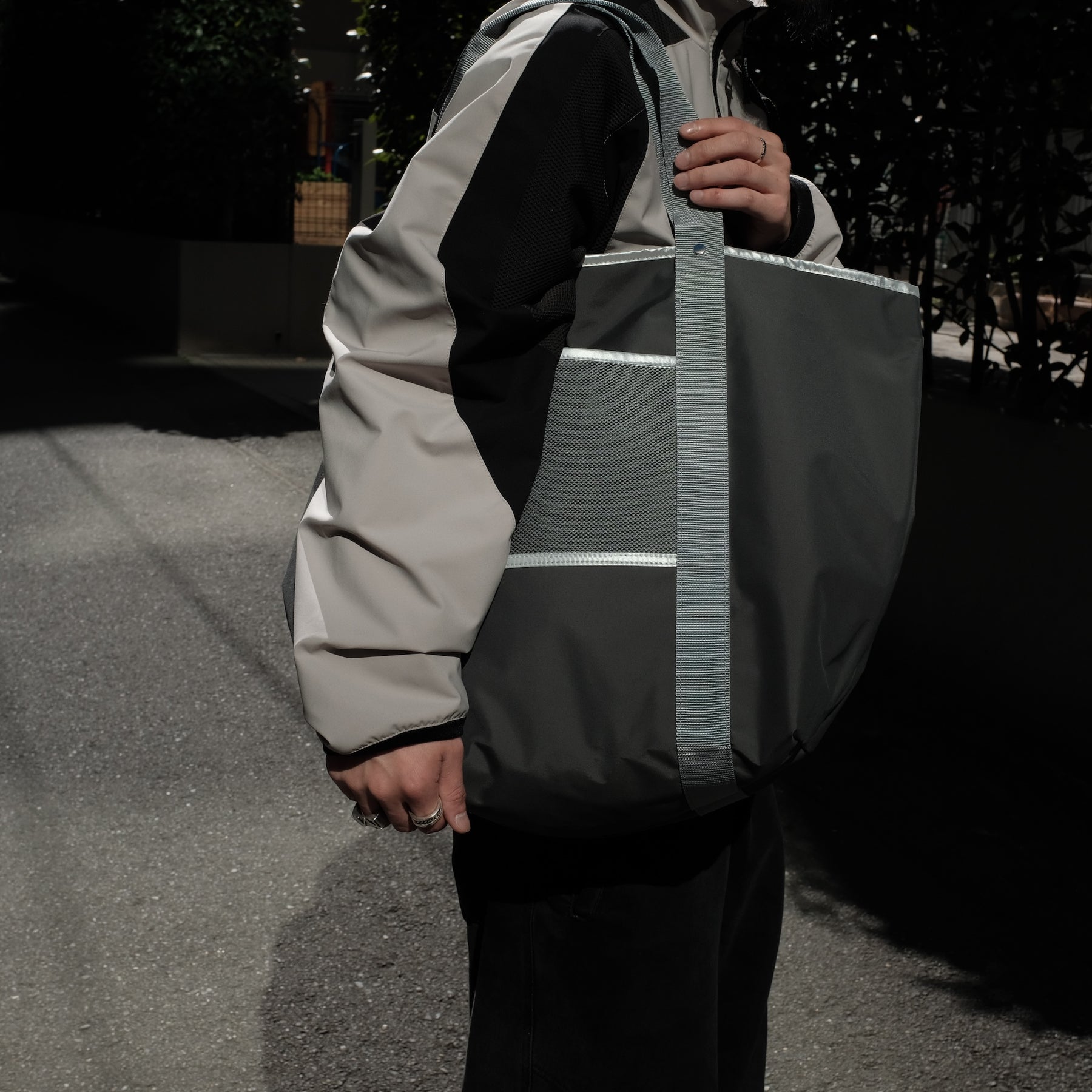 <span style="color: #f50b0b;">Last One</span> yorozu / ARMS TOTE GRAY