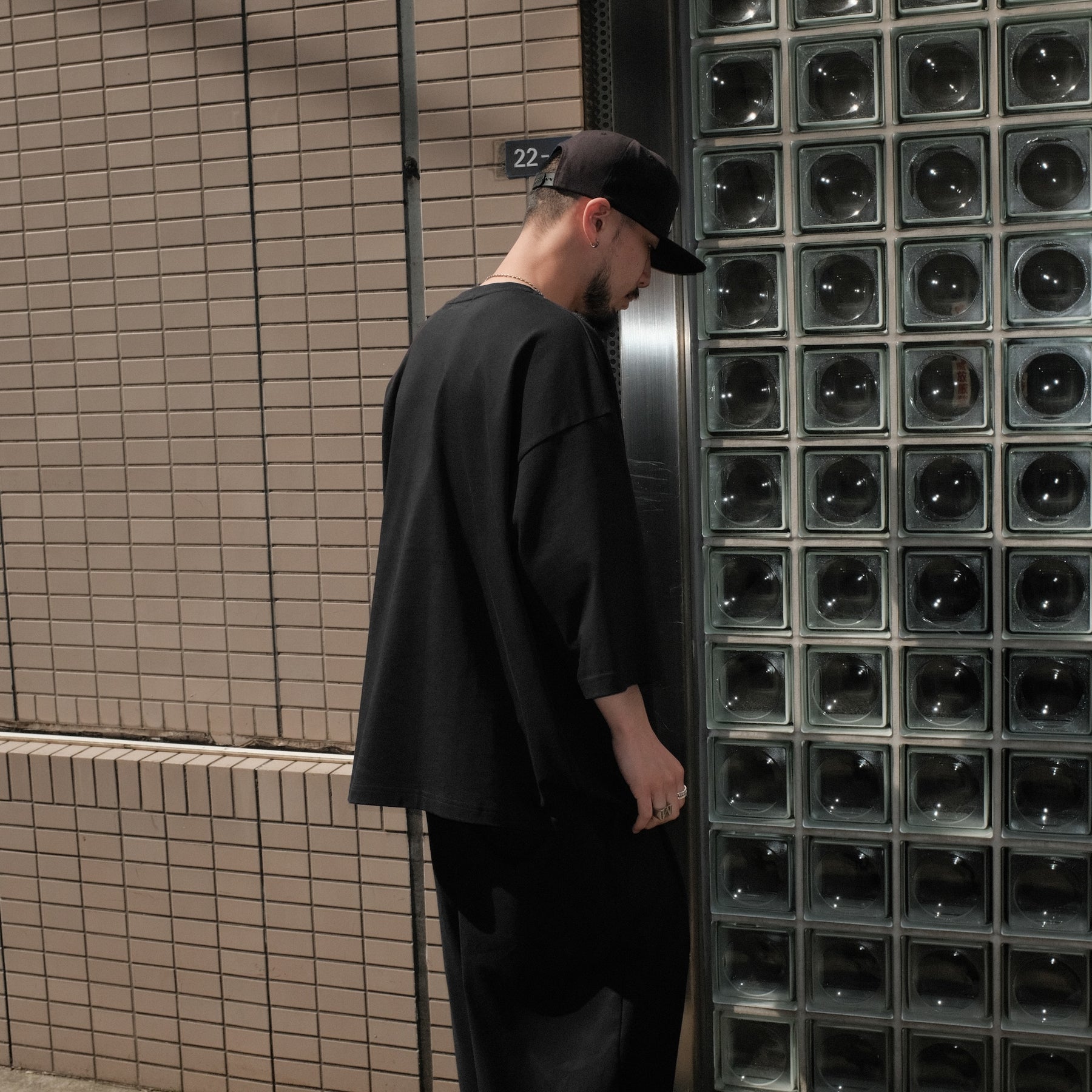 INTODUSK / OVERSIZED SS T BLACK