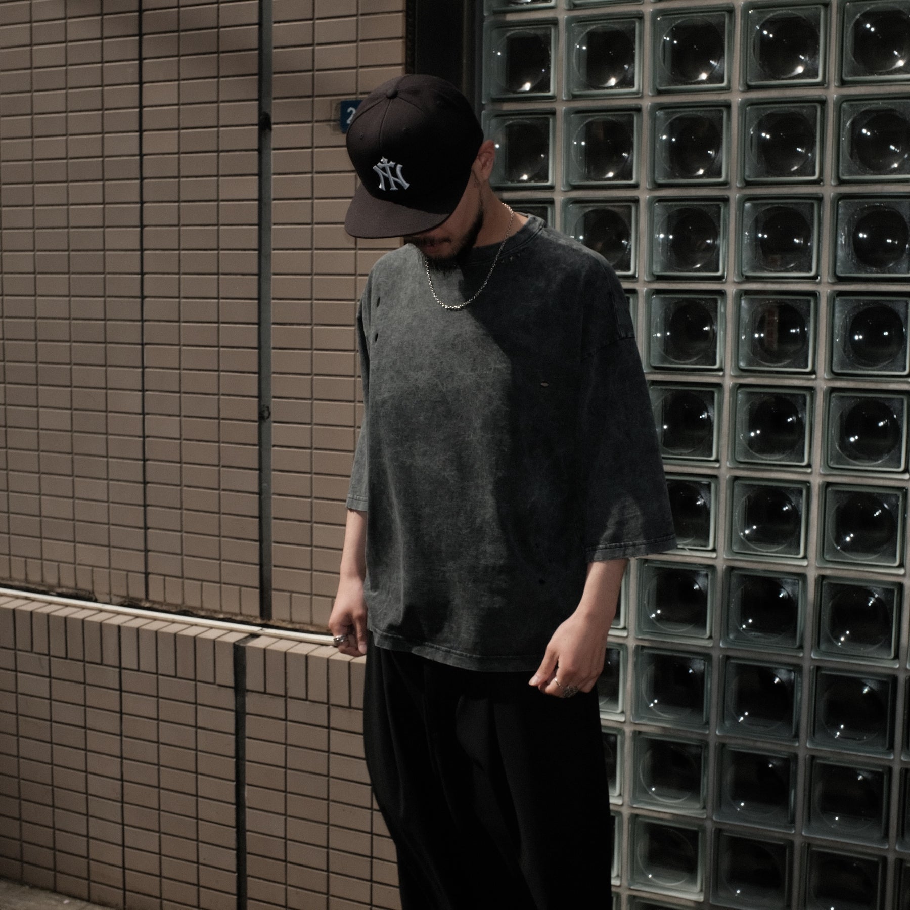 INTODUSK / OVERSIZED DAMAGE SS T WASHED BLACK ORGANIC