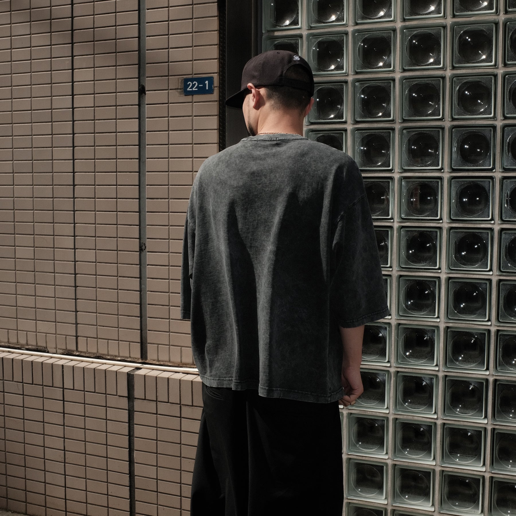 INTODUSK / OVERSIZED DAMAGE SS T WASHED BLACK ORGANIC