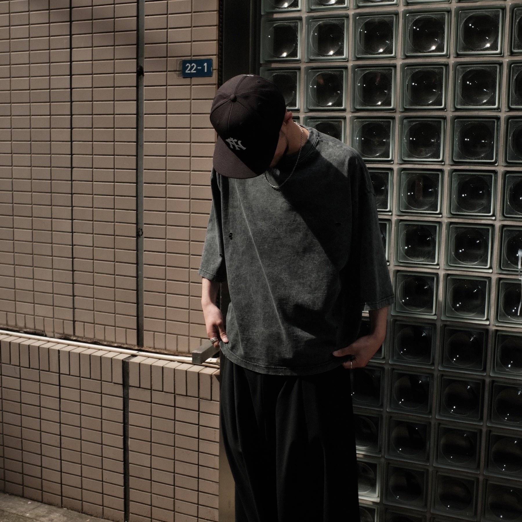INTODUSK / OVERSIZED DAMAGE SS T WASHED BLACK ORGANIC