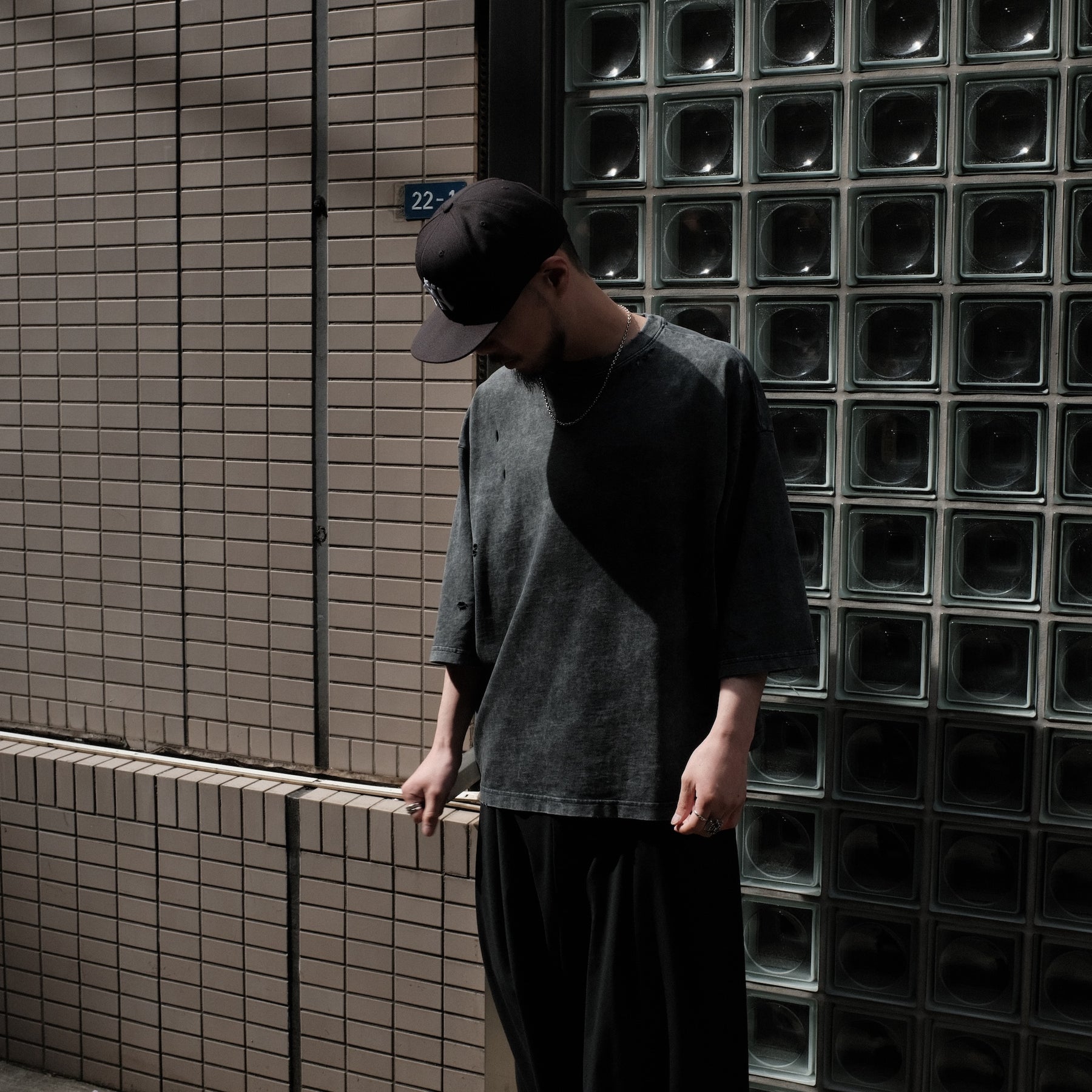 INTODUSK / OVERSIZED DAMAGE SS T WASHED BLACK ORGANIC