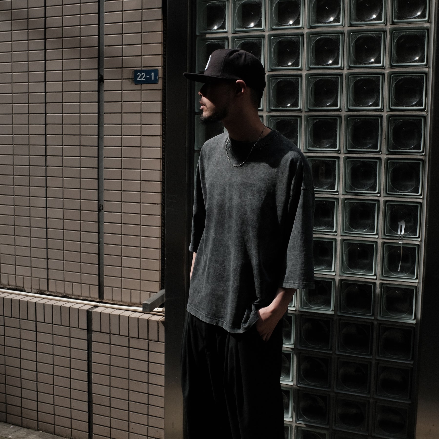INTODUSK / OVERSIZED DAMAGE SS T WASHED BLACK ORGANIC