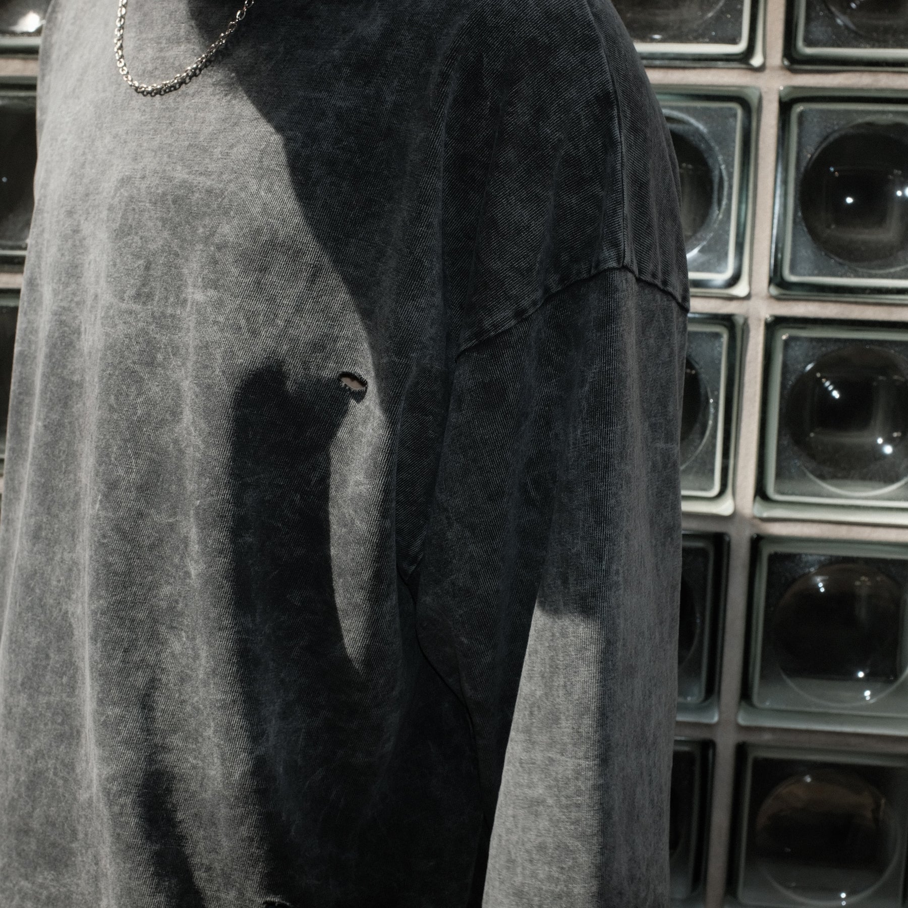 INTODUSK / OVERSIZED DAMAGE SS T WASHED BLACK ORGANIC