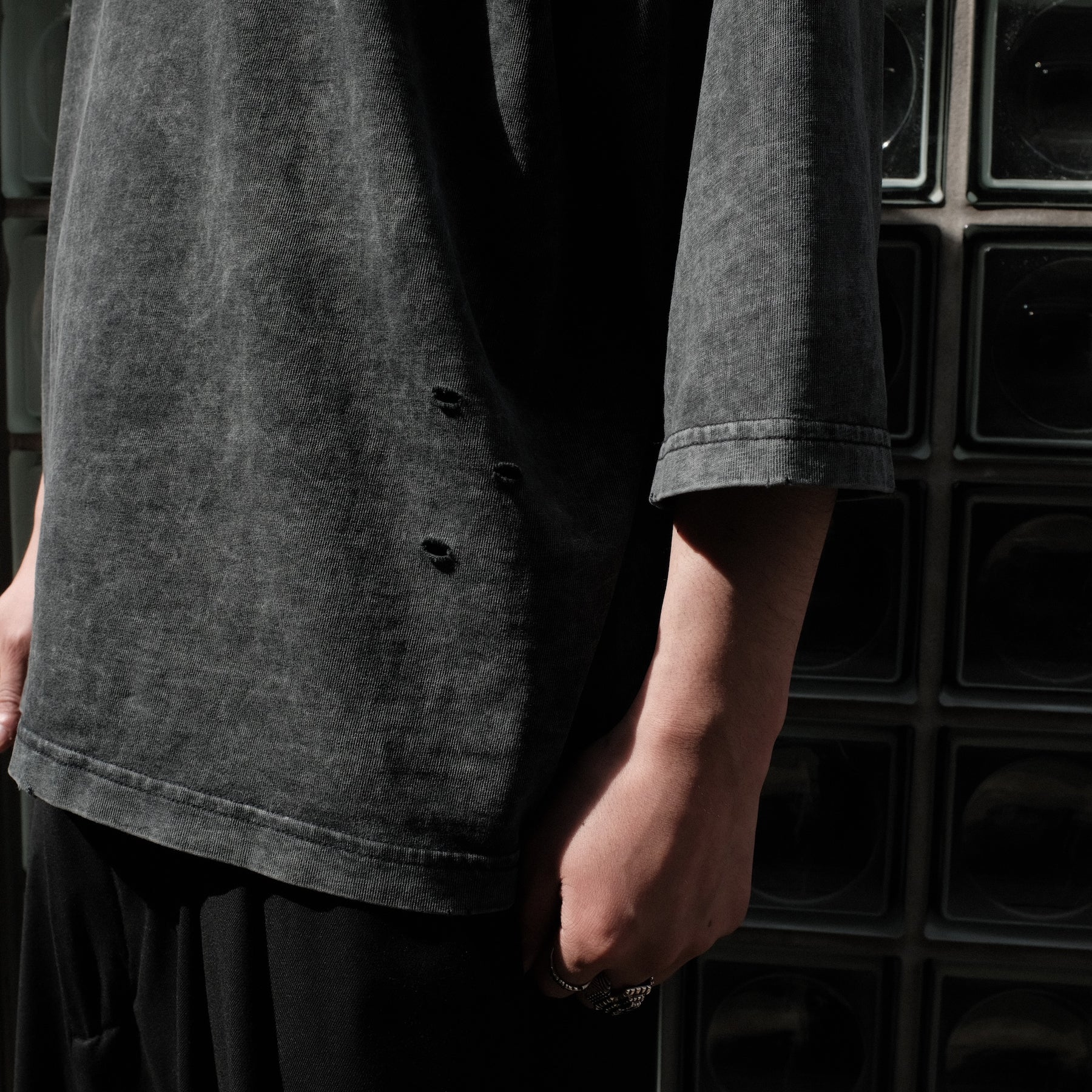 INTODUSK / OVERSIZED DAMAGE SS T WASHED BLACK ORGANIC