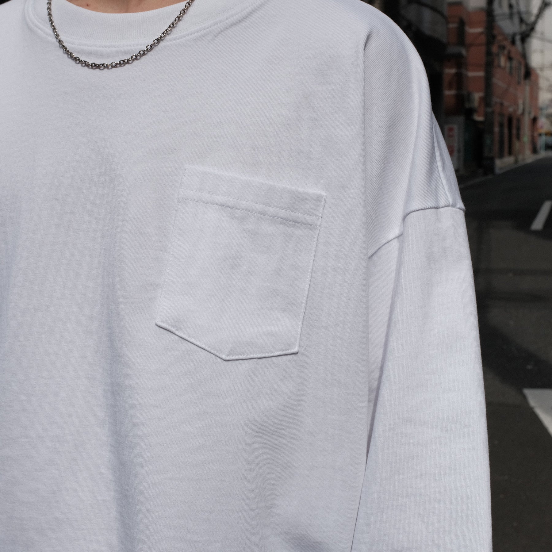 INTODUSK / OVERSIZED SS POCKET T WHITE