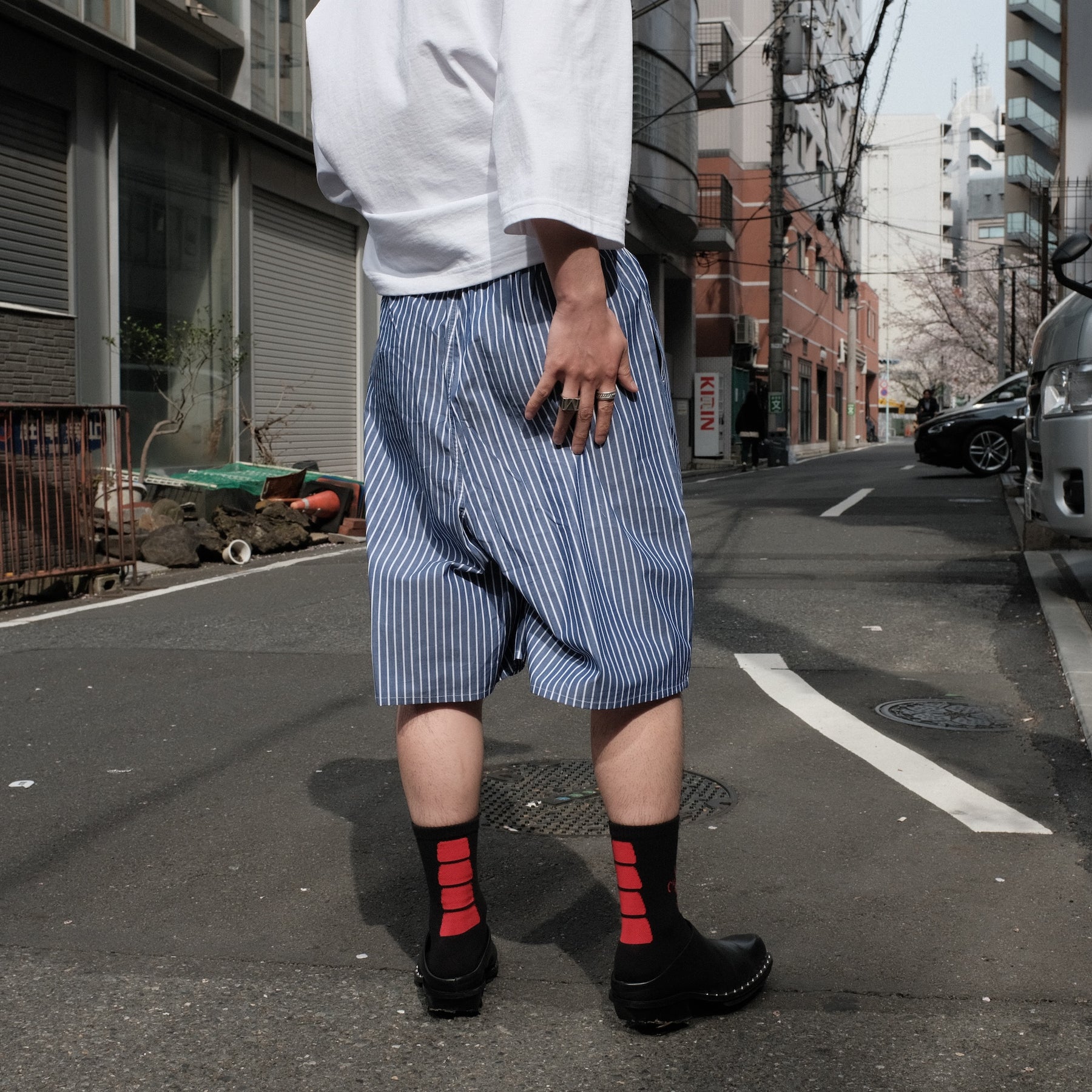 <span style="color: #f50b0b;">Last One</span> INTODUSK / BROAD SHORTS NAVY STRIPE