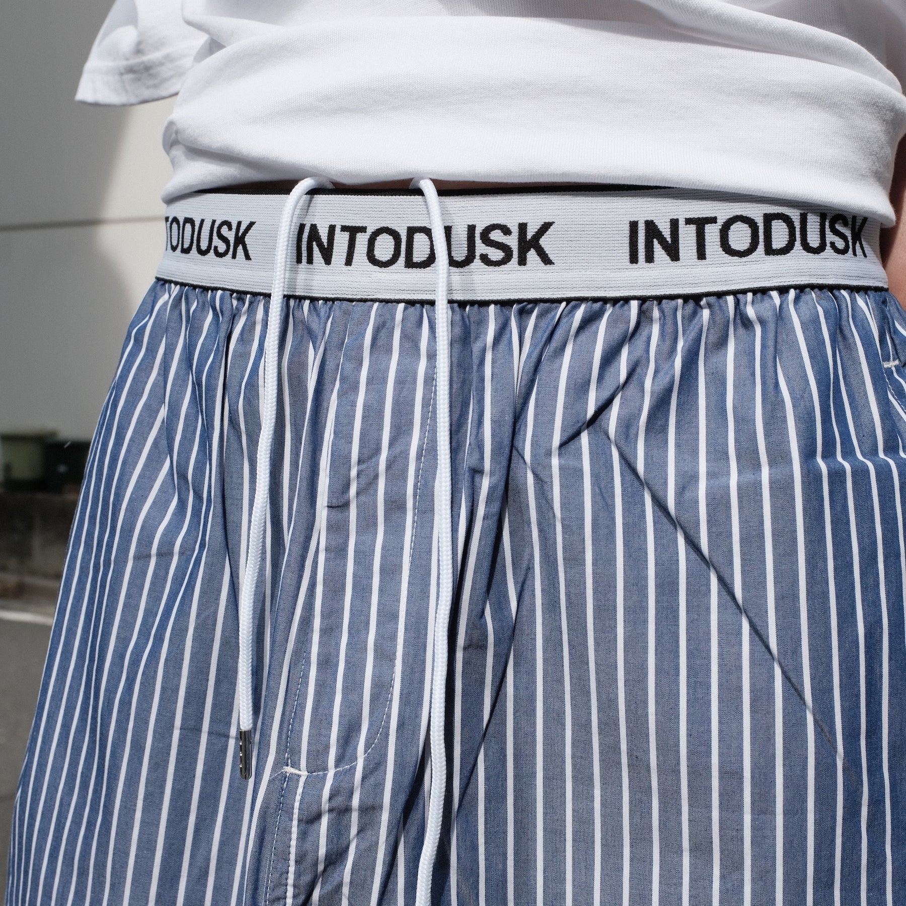 <span style="color: #f50b0b;">Last One</span> INTODUSK / BROAD SHORTS NAVY STRIPE