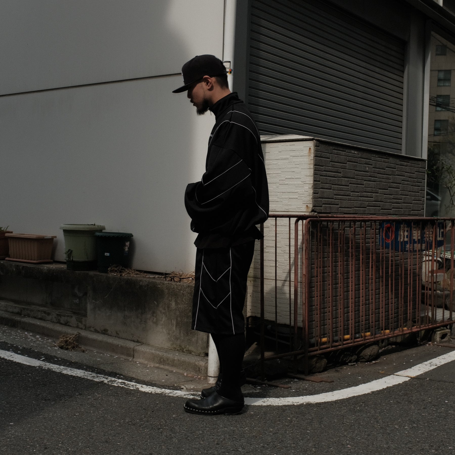 INTODUSK / BOMBER TRACK SHORT BLACK