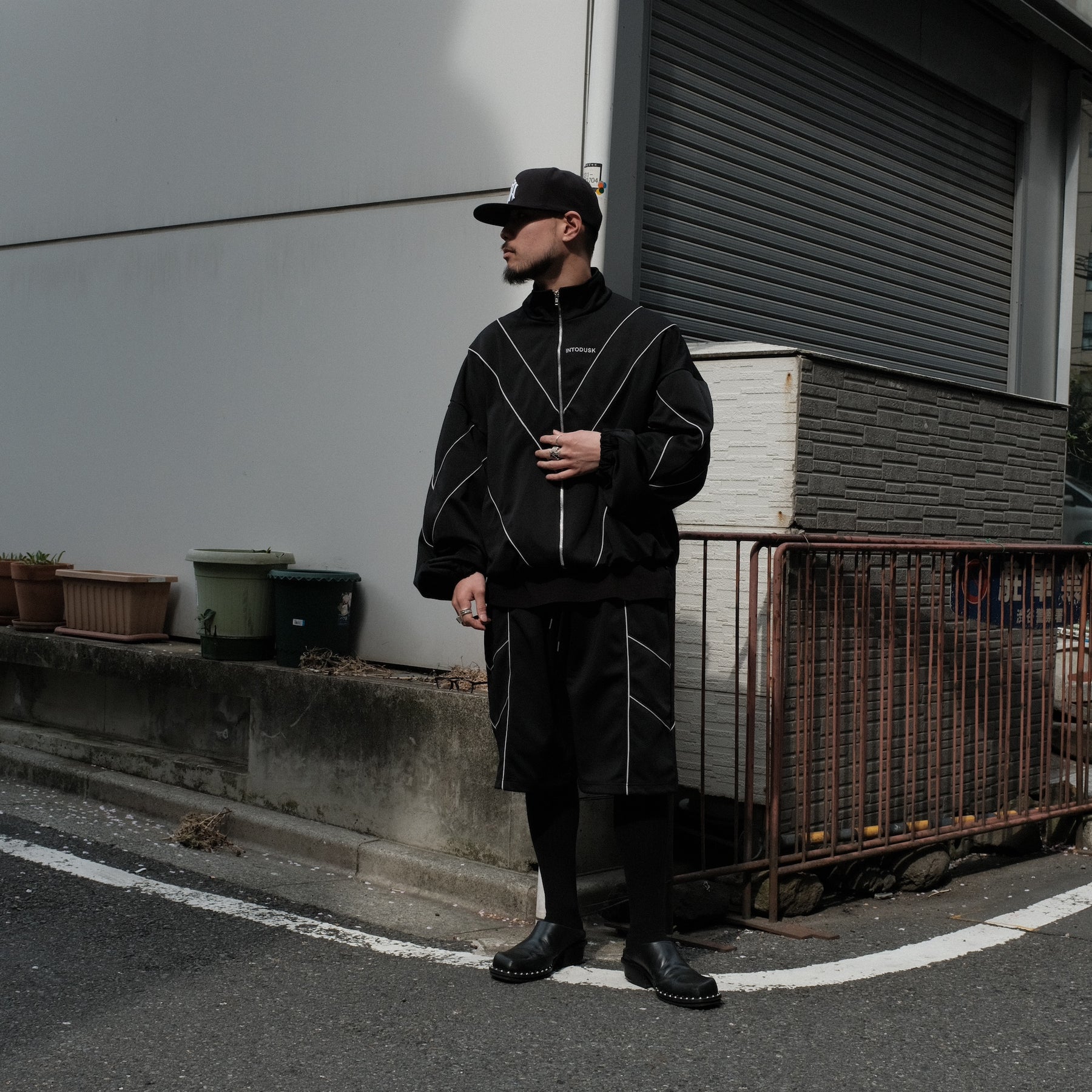 INTODUSK / BOMBER TRACK SHORT BLACK