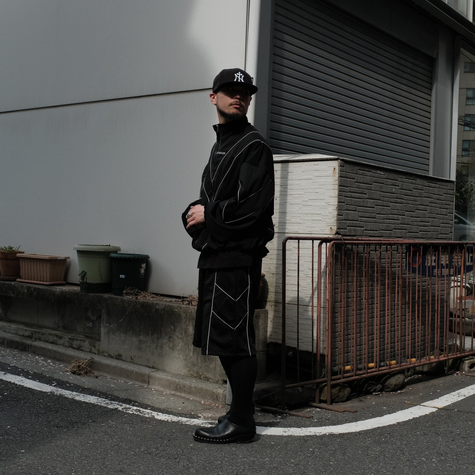 INTODUSK / BOMBER TRACK SHORT BLACK