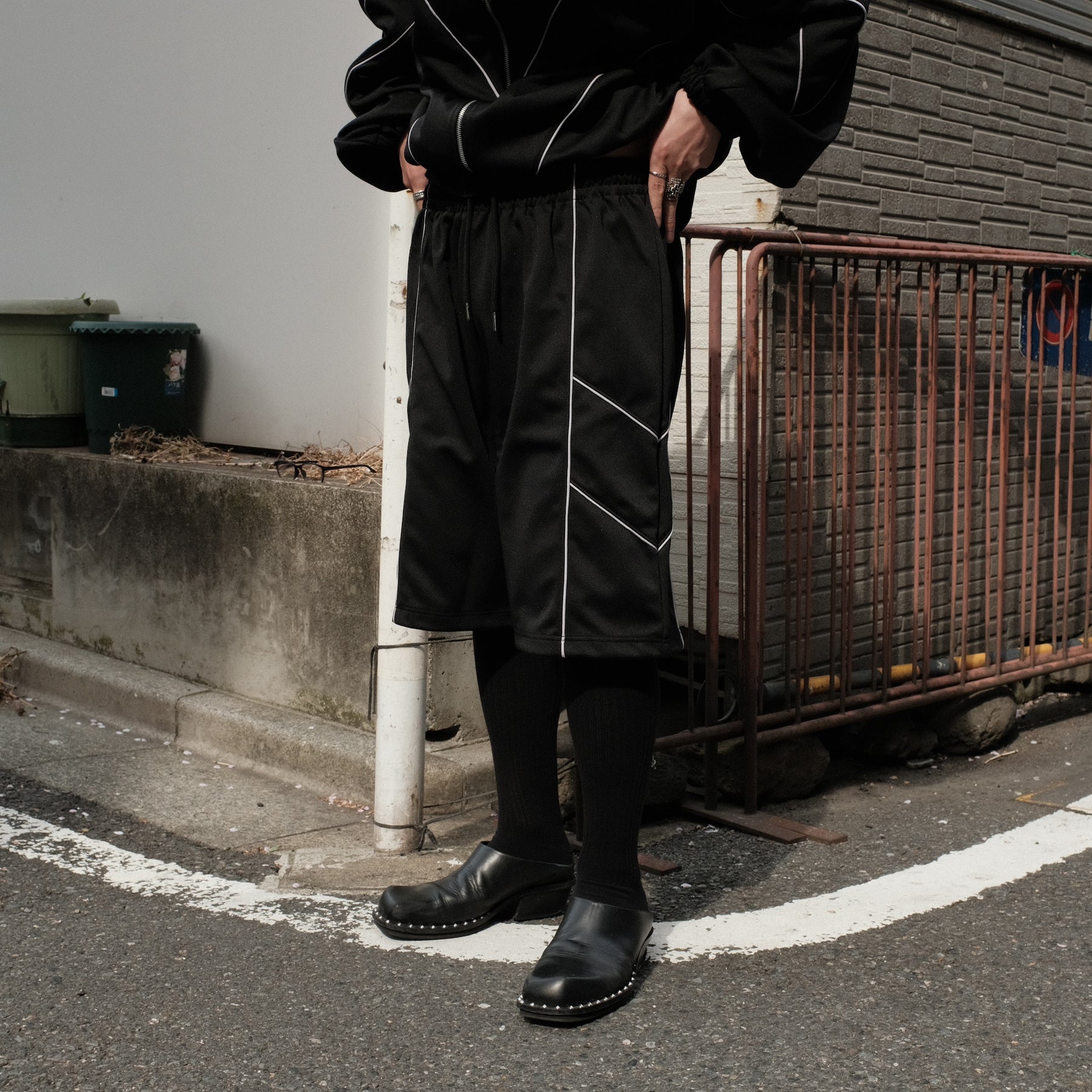 INTODUSK / BOMBER TRACK SHORT BLACK