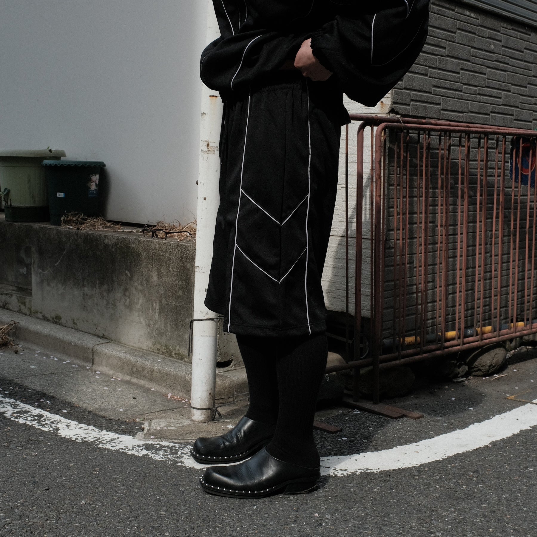 INTODUSK / BOMBER TRACK SHORT BLACK