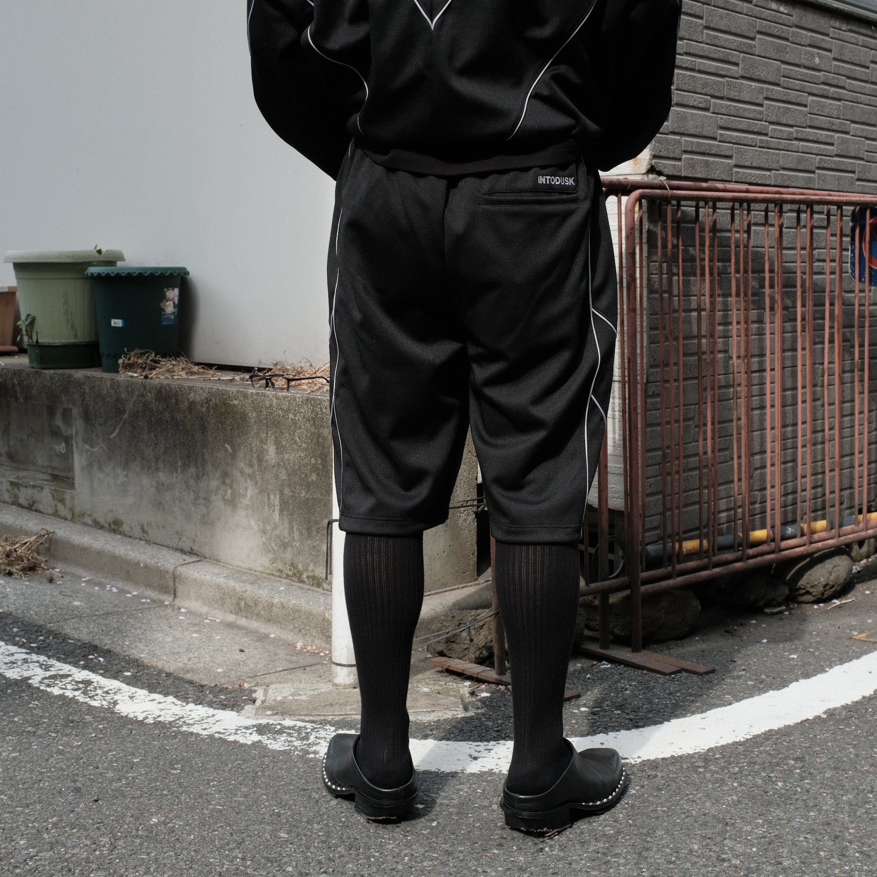 INTODUSK / BOMBER TRACK SHORT BLACK