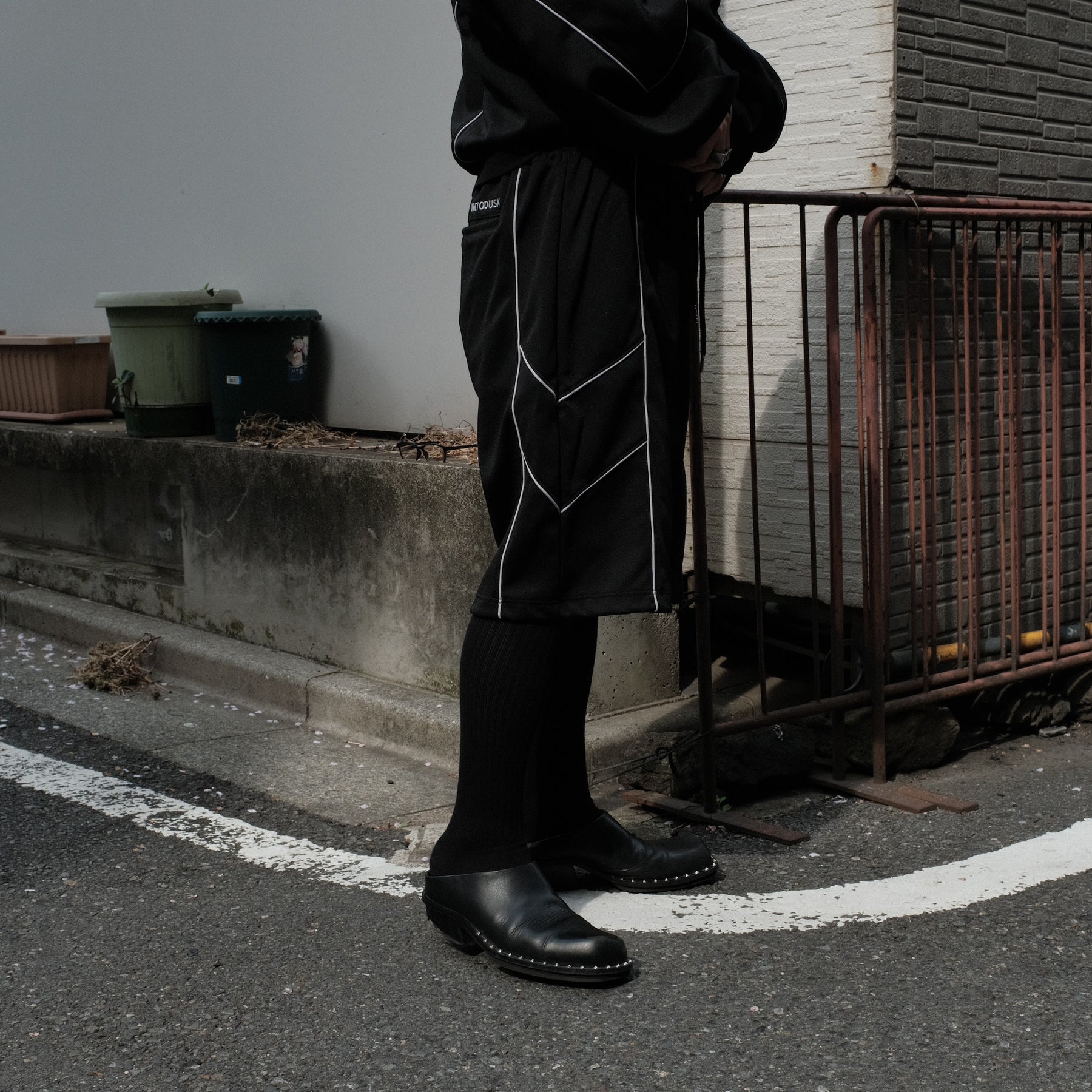 INTODUSK / BOMBER TRACK SHORT BLACK