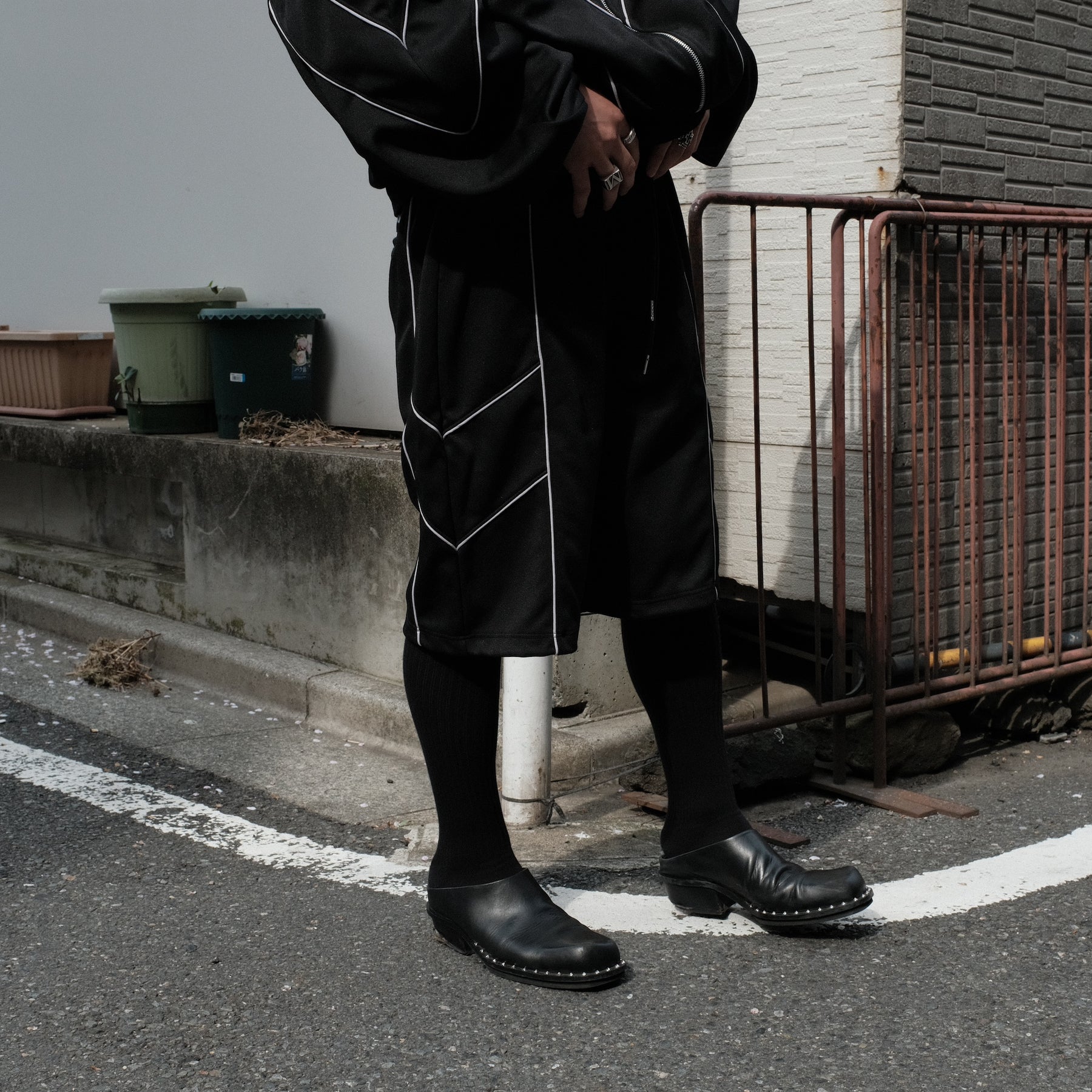INTODUSK / BOMBER TRACK SHORT BLACK
