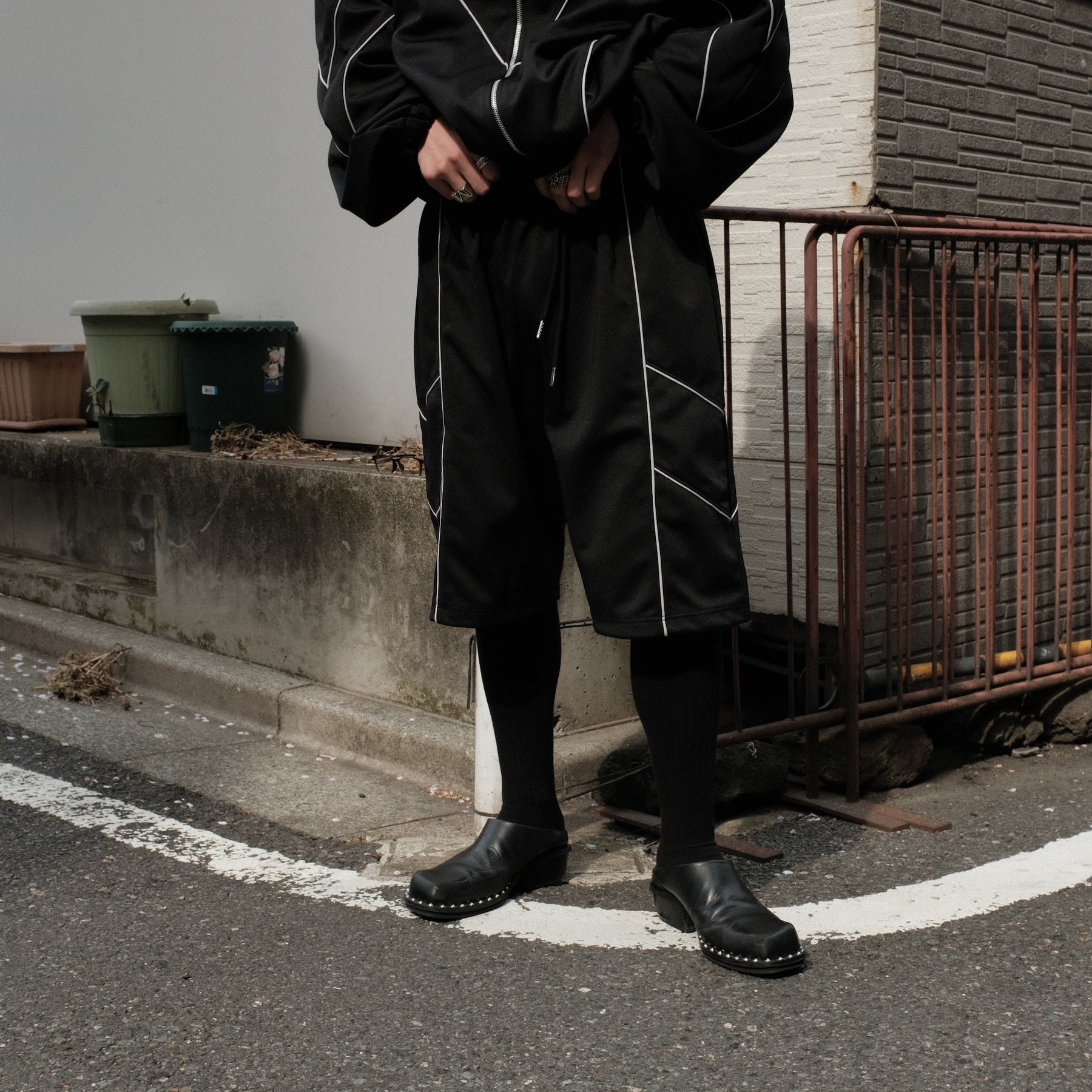 INTODUSK / BOMBER TRACK SHORT BLACK