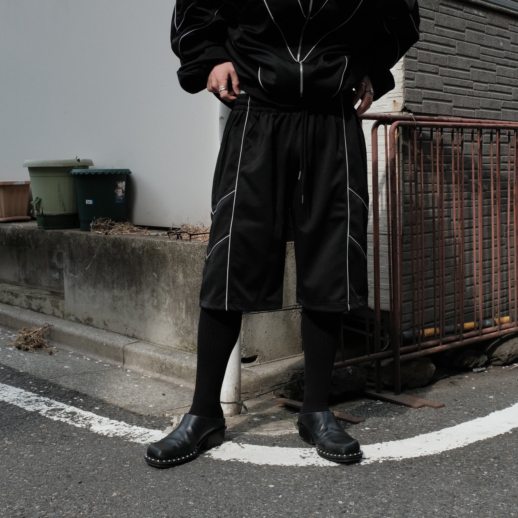 INTODUSK / BOMBER TRACK SHORT BLACK