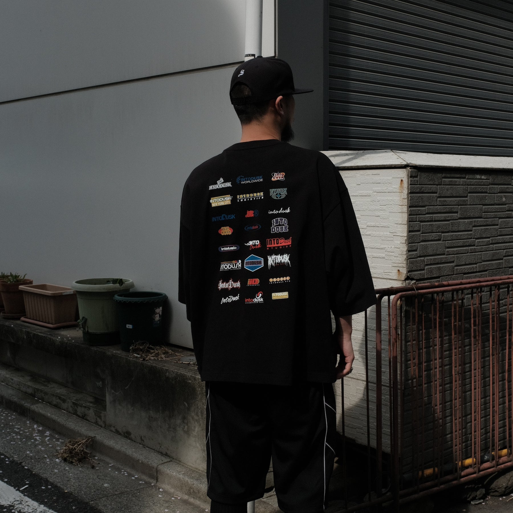INTODUSK / INTODUSK MULTI LOGO T BLACK