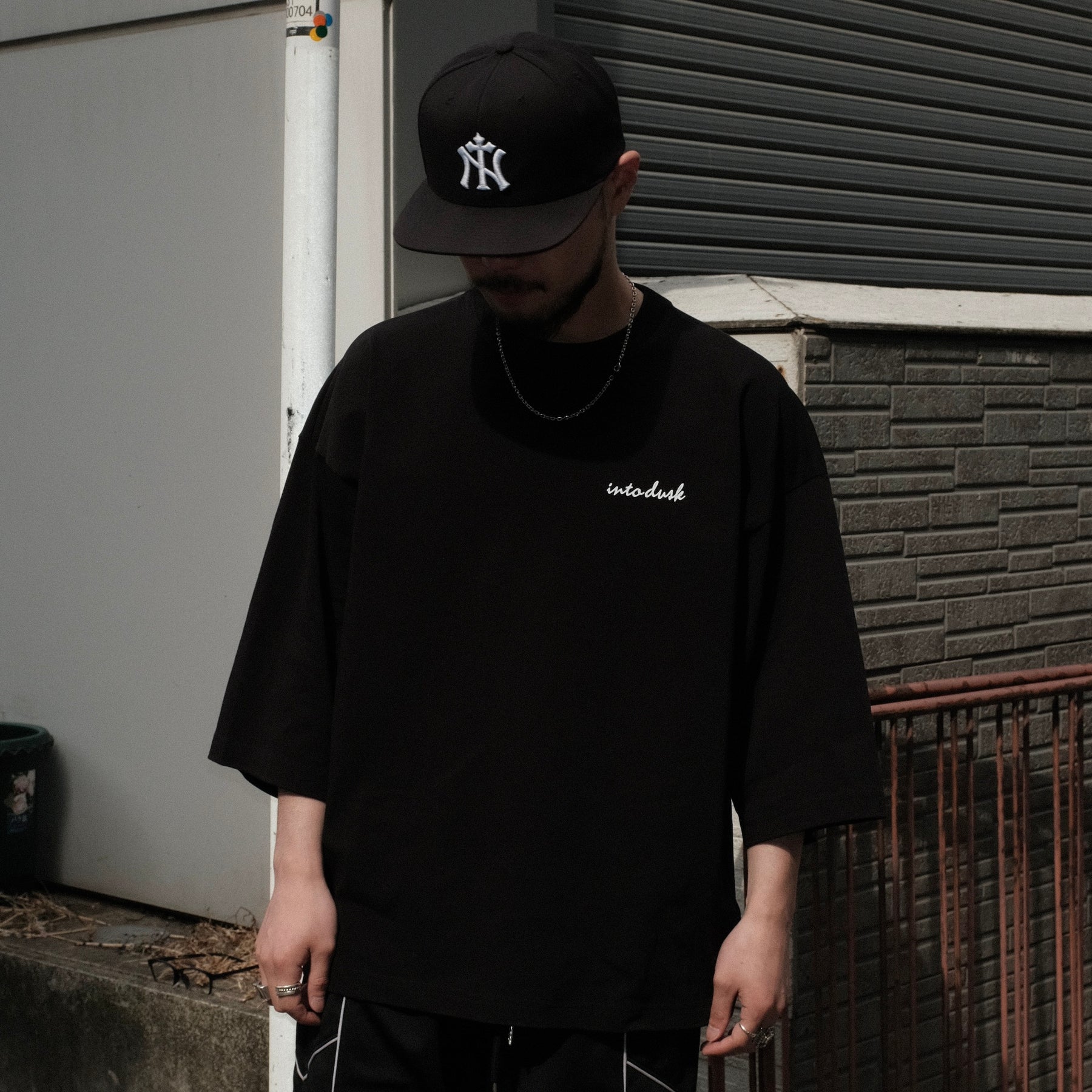 INTODUSK / INTODUSK MULTI LOGO T BLACK