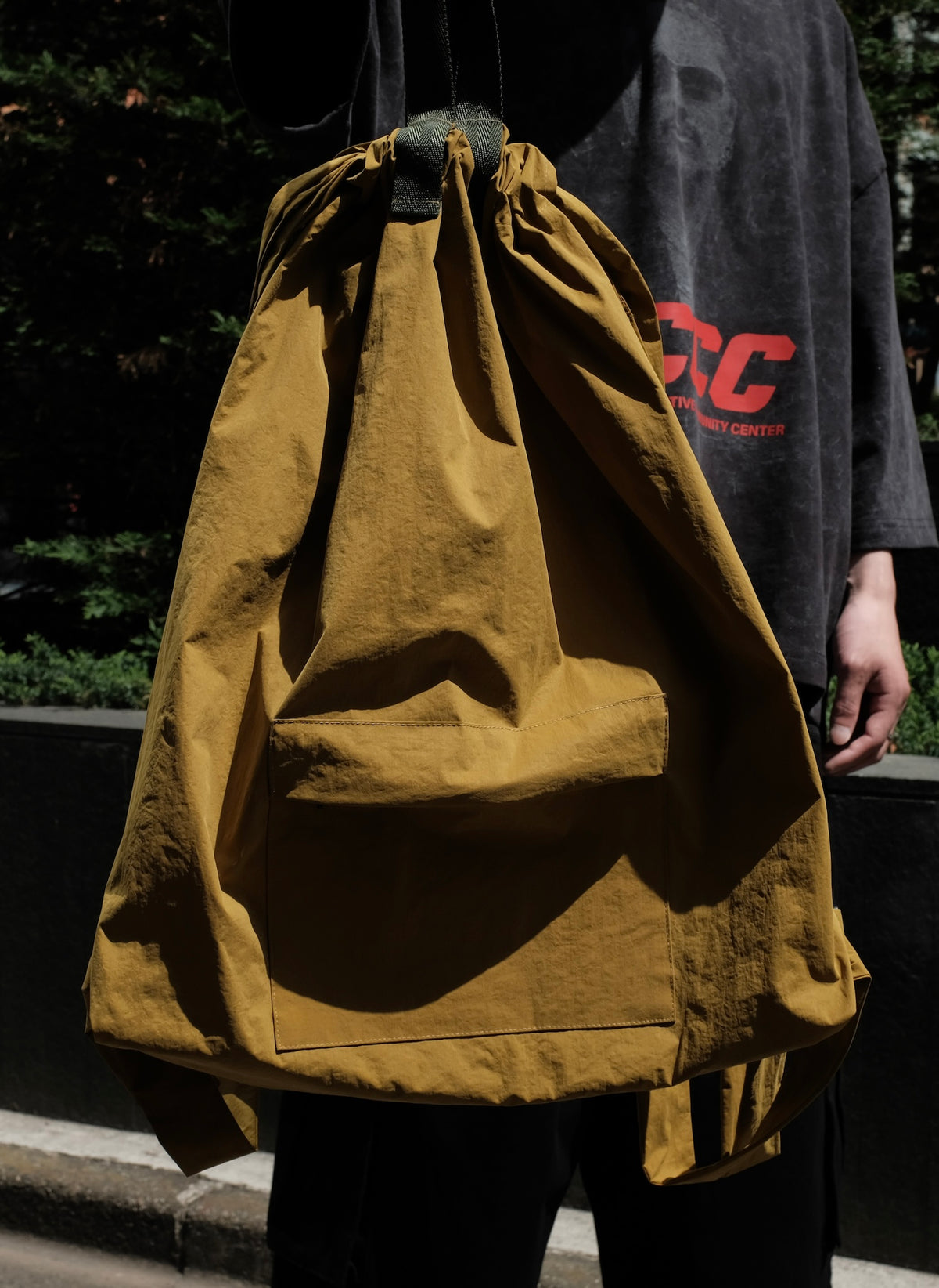 <span style="color: #f50b0b;">Last One</span> GREI. / MANIFOLD CARRY BAG BRIGHT OLIVE