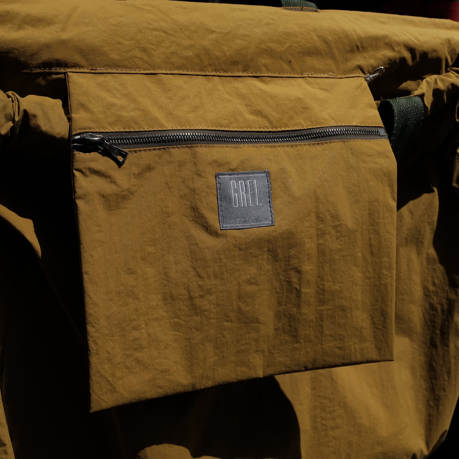 <span style="color: #f50b0b;">Last One</span> GREI. / MANIFOLD CARRY BAG BRIGHT OLIVE
