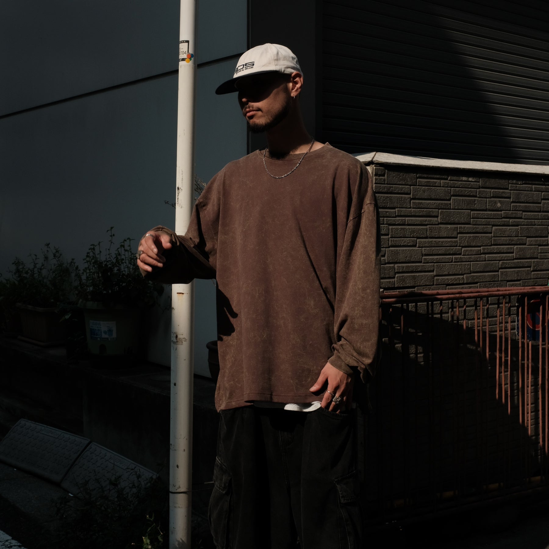 INTODUSK / OVERSIZED LS TEE WASHED BROWN