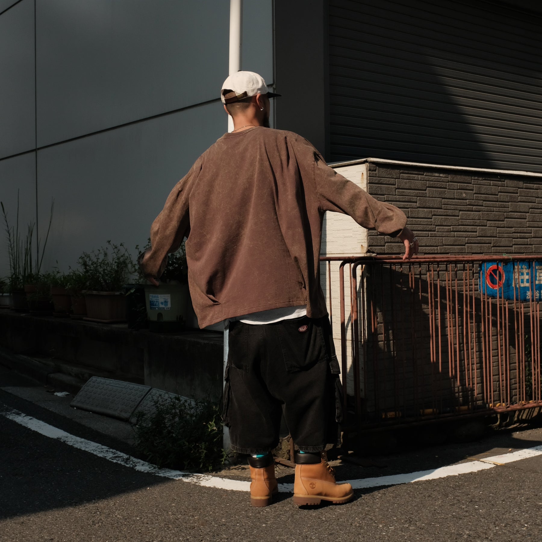 INTODUSK / OVERSIZED LS TEE WASHED BROWN