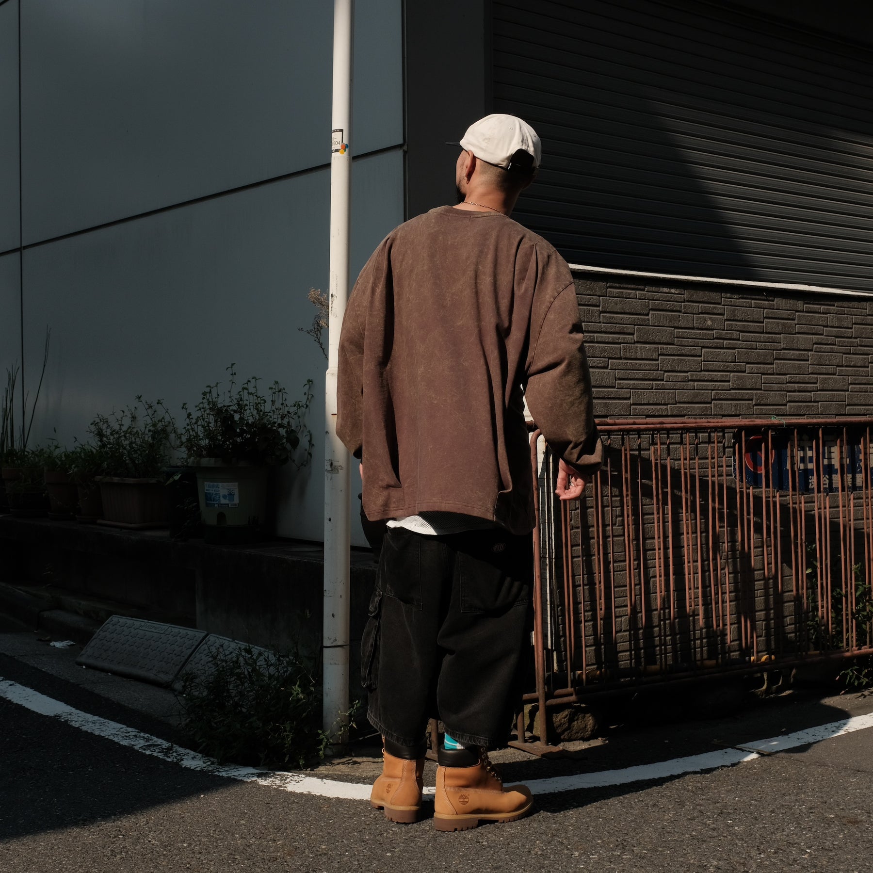INTODUSK / OVERSIZED LS TEE WASHED BROWN