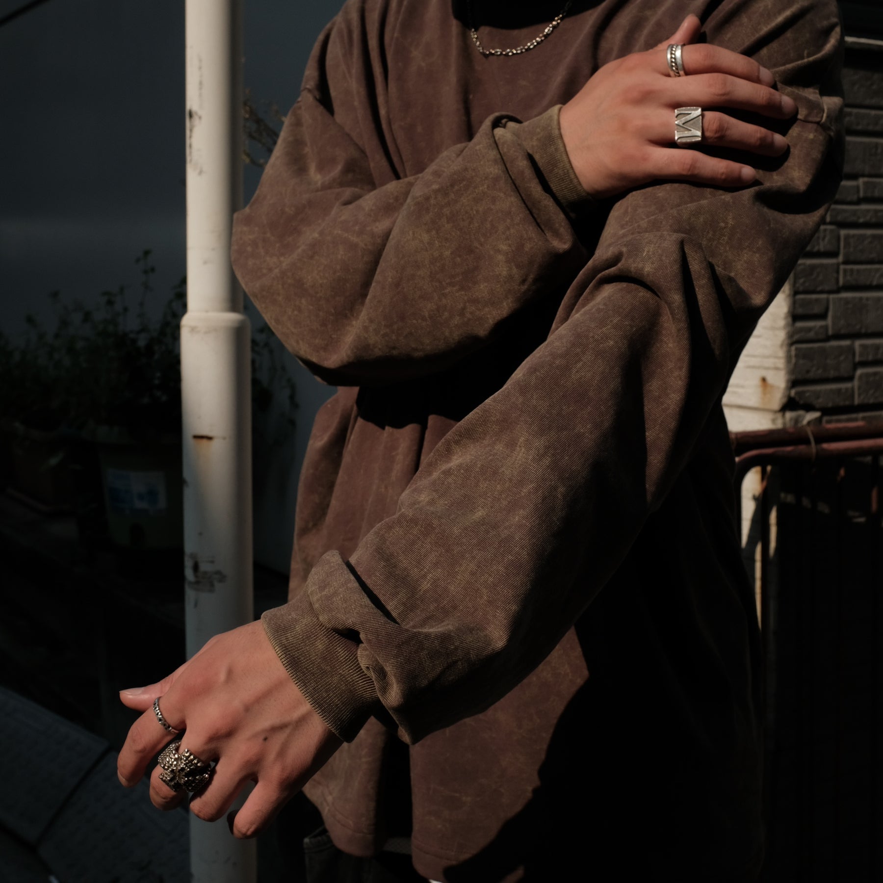 INTODUSK / OVERSIZED LS TEE WASHED BROWN