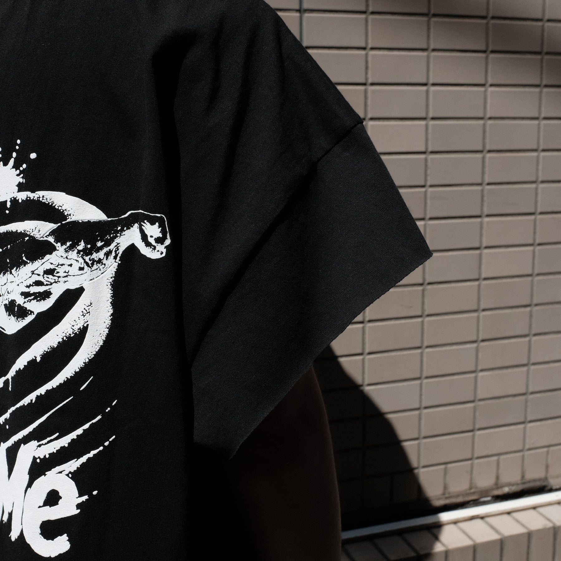 Y,IWO / “Totally Awesome” Cap Sleeve BLACK